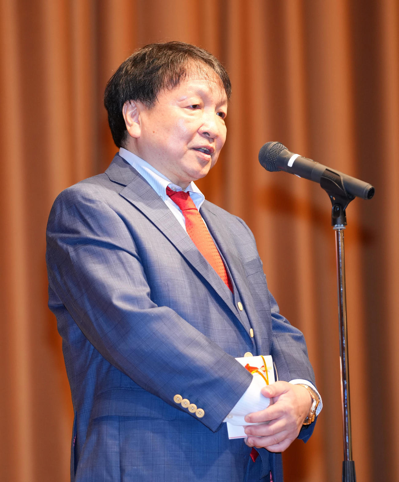 懇親会であいさつをする大橋会長（撮影・横山健太）