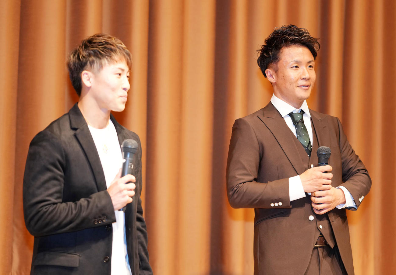 井上尚（左）からの紹介で壇上へ上がる山口（撮影・横山健太）