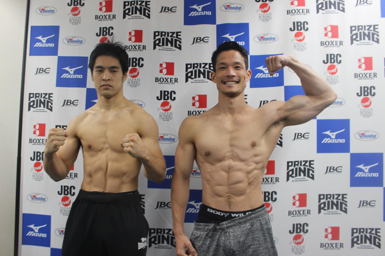 計量を終えて記念撮影に納まるプロボクシング東日本新人王のミドル級決勝で対戦する赤井（左）とマッチョパパ一基（撮影・首藤正徳）