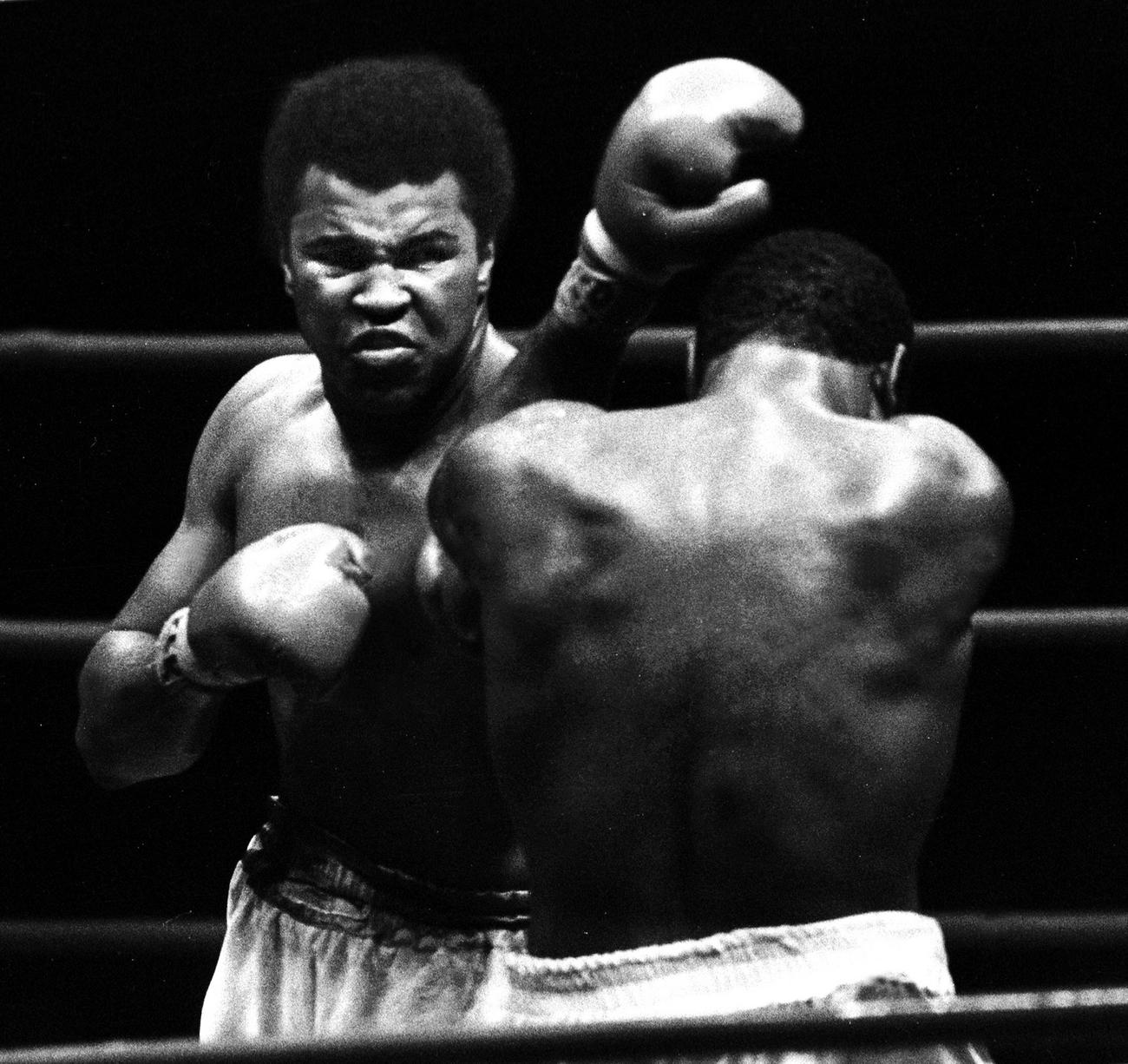 72年4月、世界ヘビー級15回戦でフォスター（右）を必死の形相で攻めるモハメド・アリ