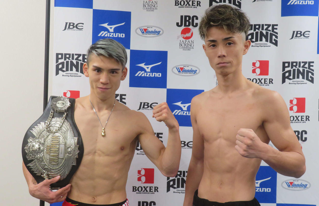 日本フライ級タイトルマッチの前日計量をクリアした同級王者飯村樹輝弥（左）と同級12位村上勝也
