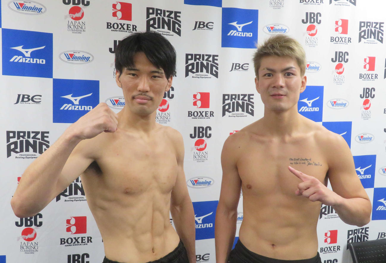 日本ウエルター級挑戦者決定戦の前日計量をクリアした同級1位豊嶋亮太（左）と同級2位石脇麻生