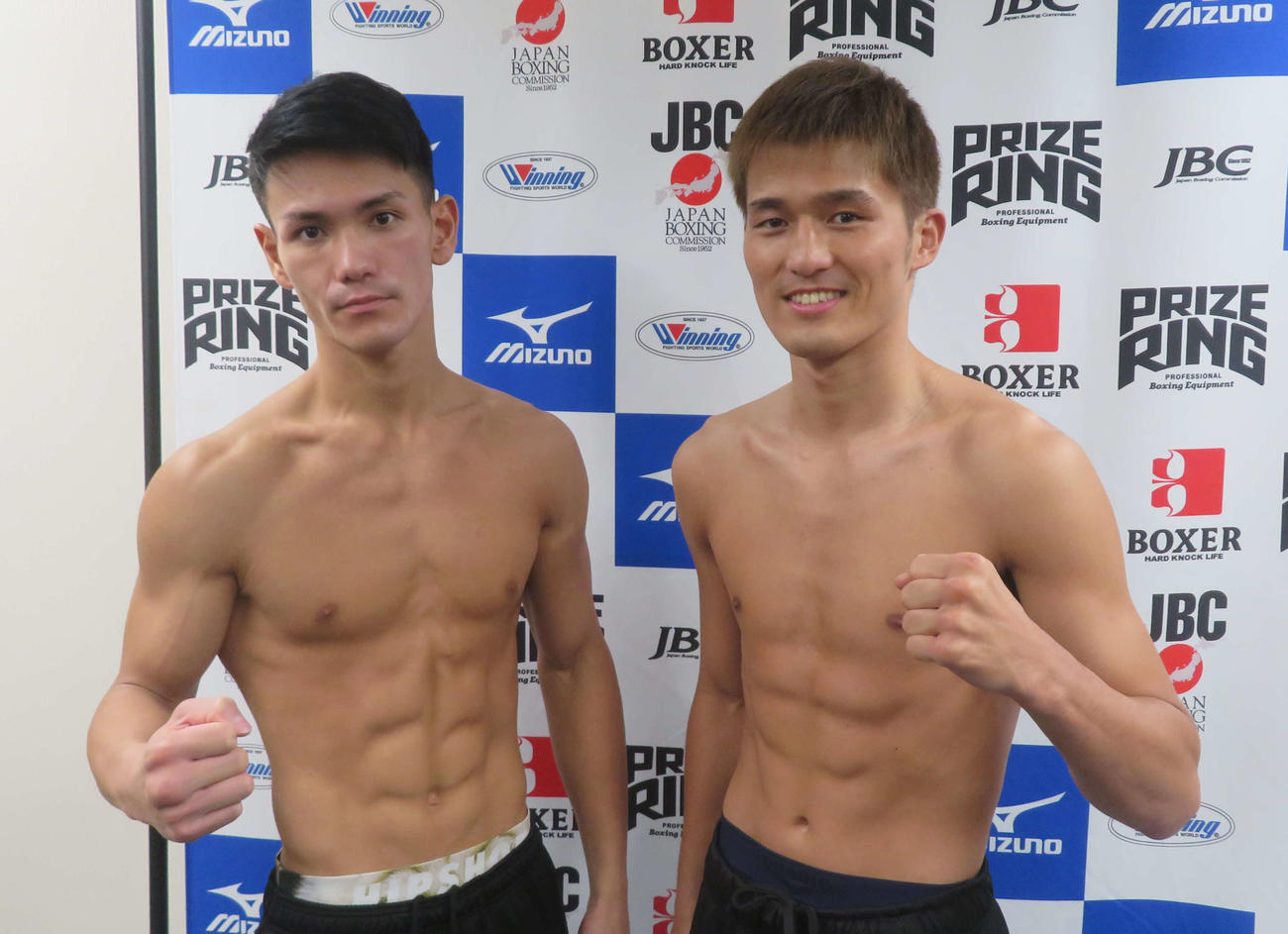 日本ライト級挑戦者決定戦の前日計量をパスした同級2位浦川大将（左）と同級1位三代大訓
