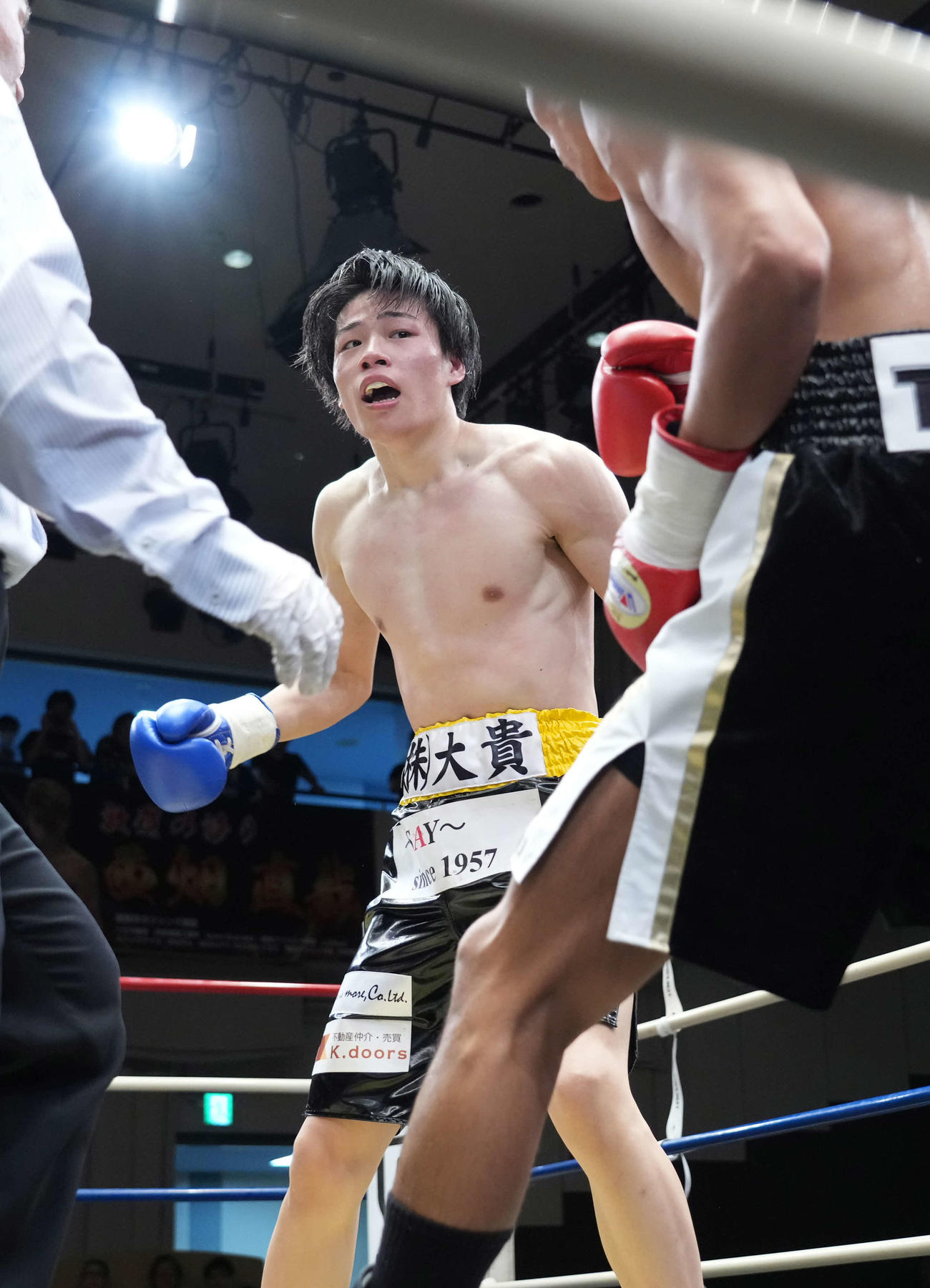 4回、西畑（右）にラッシュをかける菊池（撮影・小沢裕）