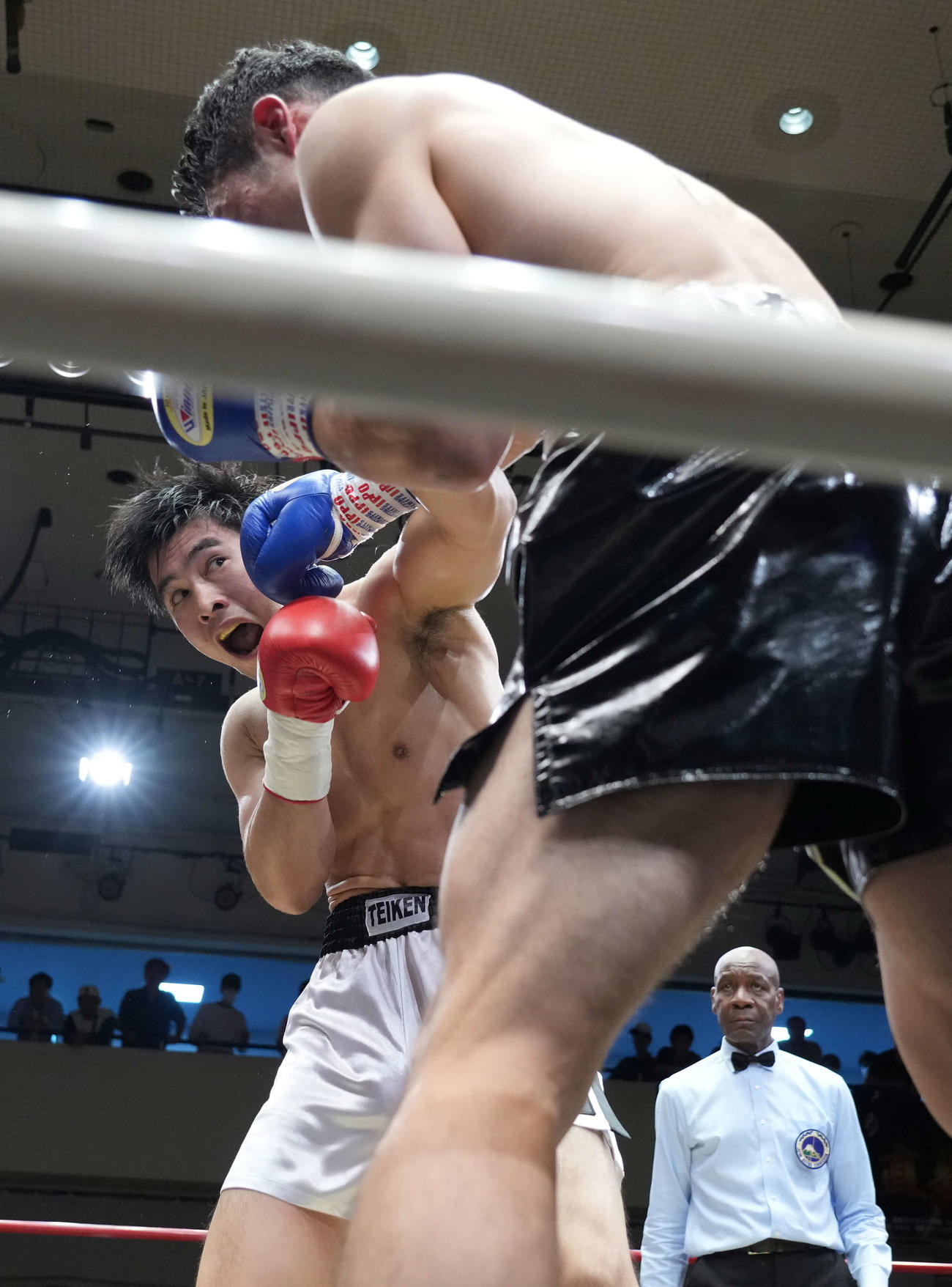 2回、赤井英五郎はマッチョパパ一基（手前右）にパンチを放つ（撮影・小沢裕）