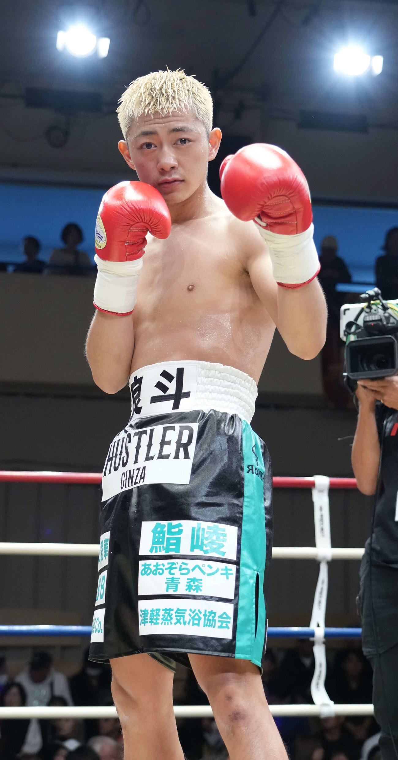 1回KO勝ちを収めバンタムで東日本新人王を獲得した三浦（撮影・小沢裕）