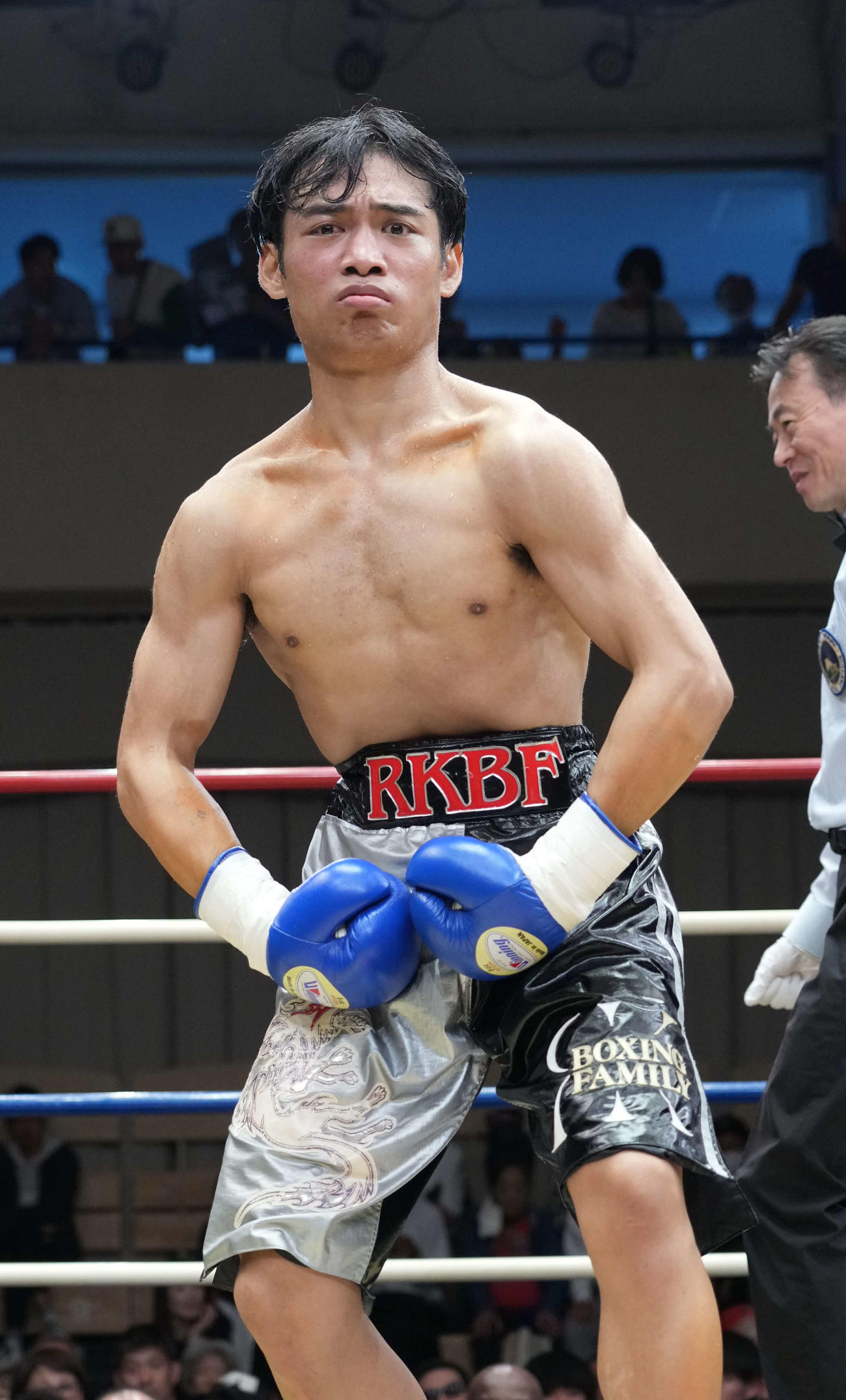 2回TKO勝ちを収めフェザー級で東日本新人王を獲得した牧田（撮影・小沢裕）
