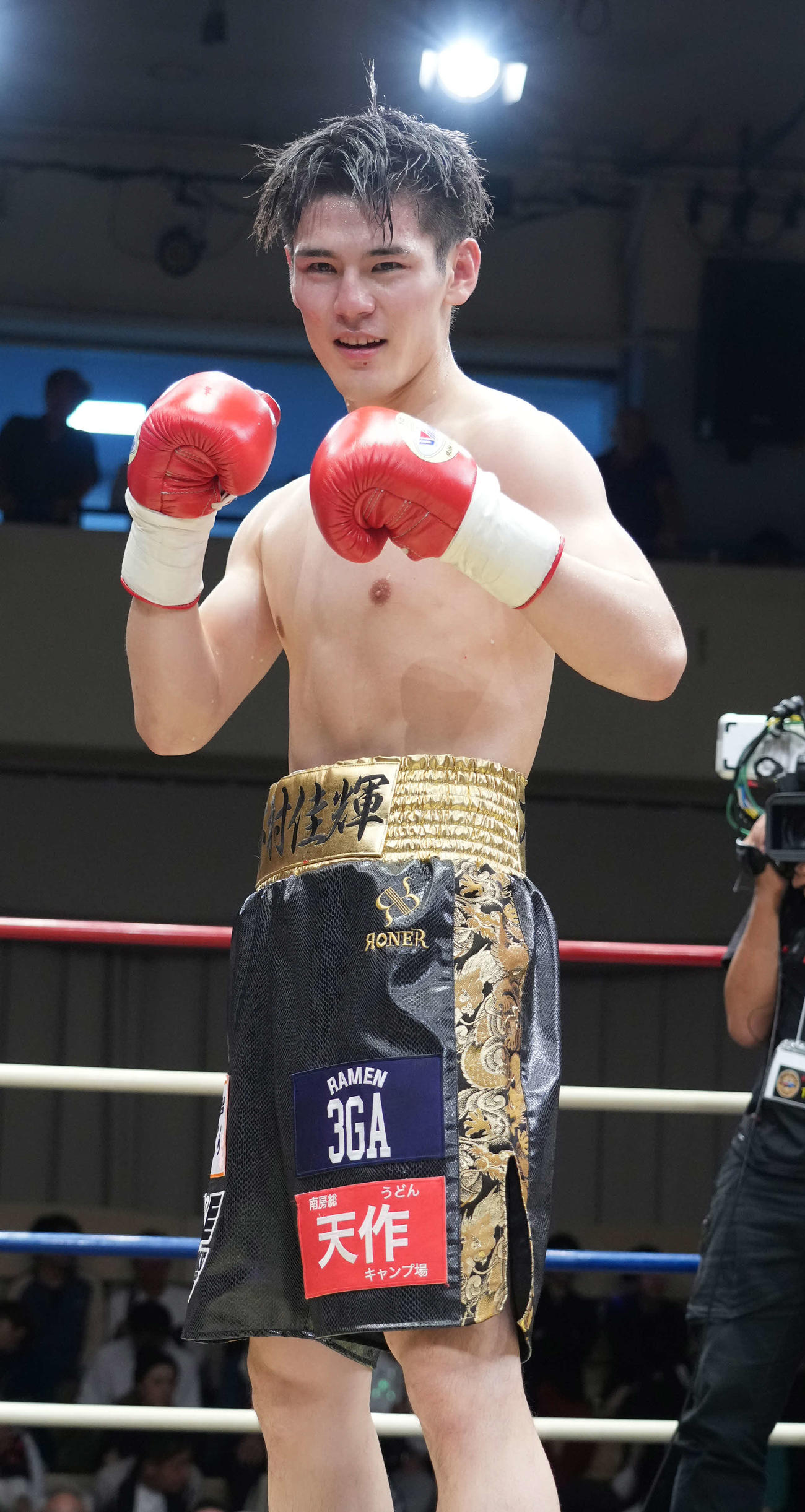 2回TKO勝ちを収めスーパーフェザー級で東日本新人王を獲得した下村（撮影・小沢裕）