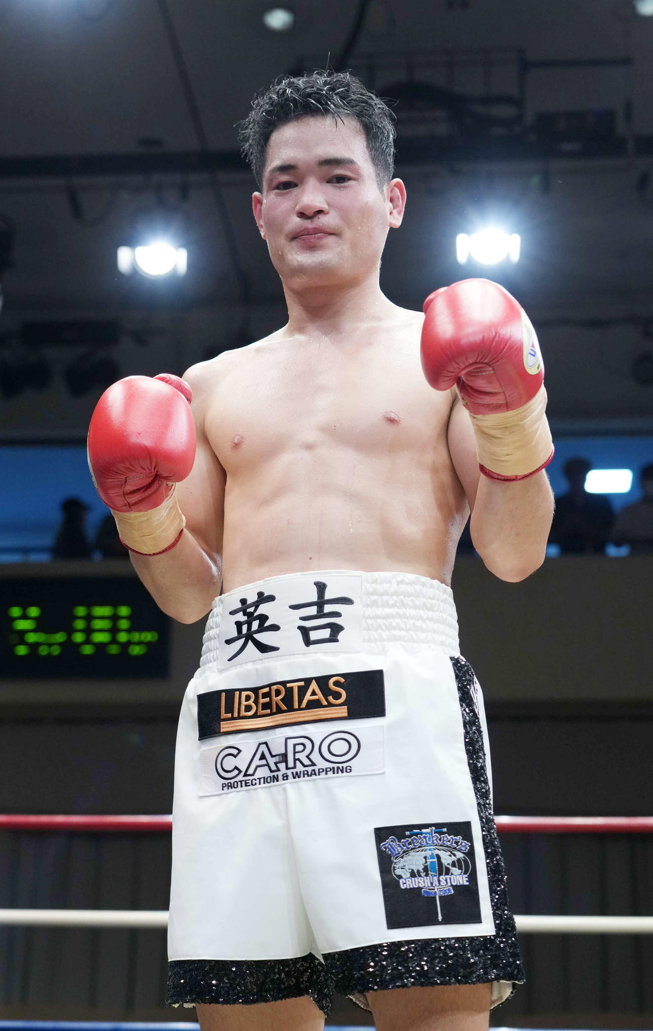 3－0の判定勝ちを収めスーパーライト級で東日本新人王を獲得した川村（撮影・小沢裕）