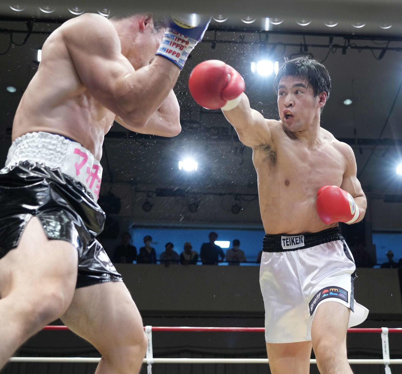 3回、赤井英五郎はマッチョパパ一基（左）にパンチを放つ（撮影・小沢裕）