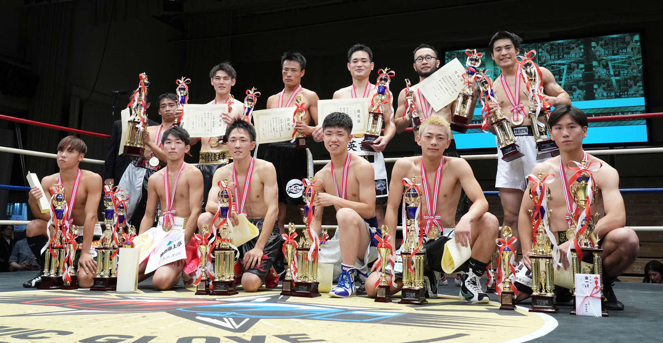 東日本新人王を獲得し記念撮影に臨む、前列左からミニマム級の北野、ライトフライ級の磯金、フライ級の高熊、スーパーフライ級の佐藤、バンタム級の三浦、スーパーバンタム級の須藤、後列左からフェザー級の牧田、スーパーフェザー級の下村、ライト級の西畑、スーパーライト級の川村、ウエルター級の須賀、ミドル級の赤井（撮影・小沢裕）