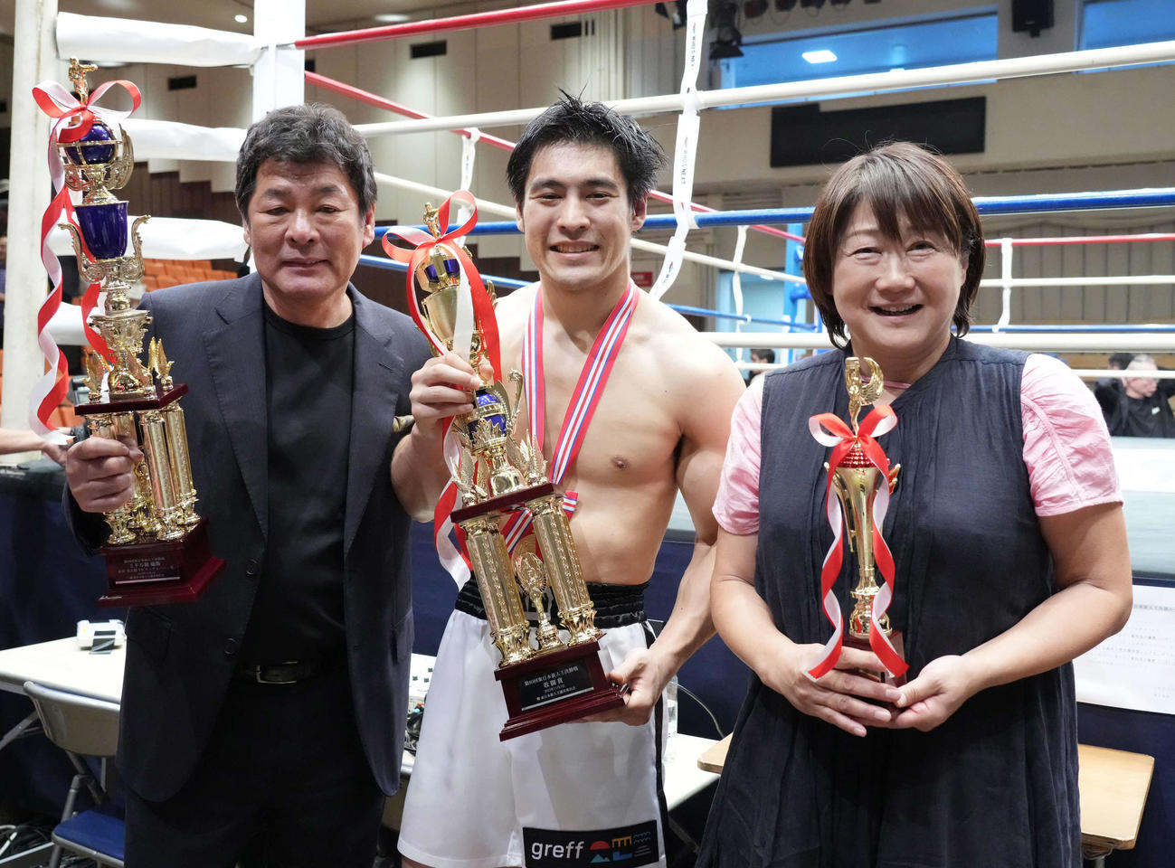 ミドル級で東日本新人王を獲得した赤井英五郎（中央）は父で俳優の赤井英和（左）、母佳子さんと記念撮影（撮影・小沢裕）