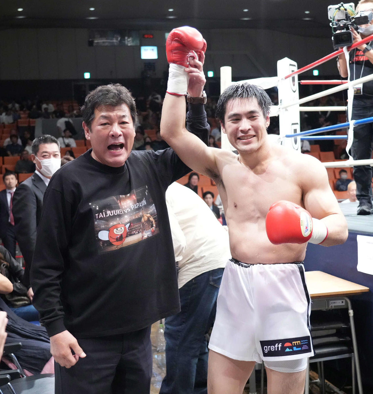 ミドル級で東日本新人王を獲得した赤井英五郎（右）は父で俳優の赤井英和に祝福される（撮影・小沢裕）