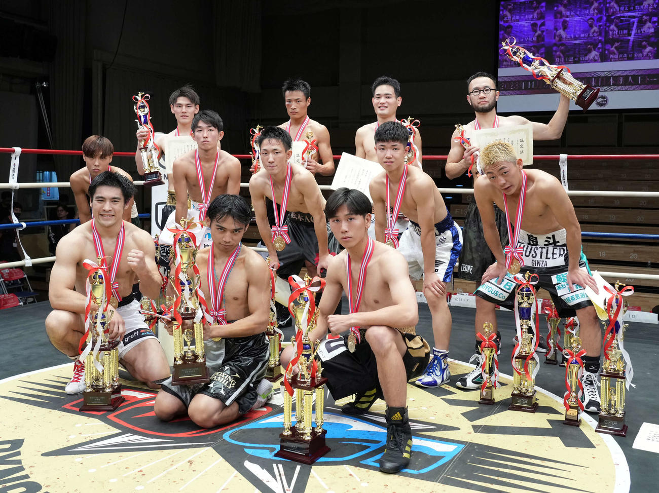 第80回プロボクシング東日本新人王を獲得し記念撮影に臨む、前列左から敢闘賞を受賞したミドル級の赤井、MVPを受賞したフェザー級の牧田、技能賞を受賞したスーパーバンタム級の須藤、中列左からミニマム級の北野、ライトフライ級の磯金、フライ級の高熊、スーパーフライ級の佐藤、バンタム級の三浦、後列左からスーパーフェザー級の下村、ライト級の西畑、スーパーライト級の川村、ウエルター級の須賀（撮影・小沢裕）