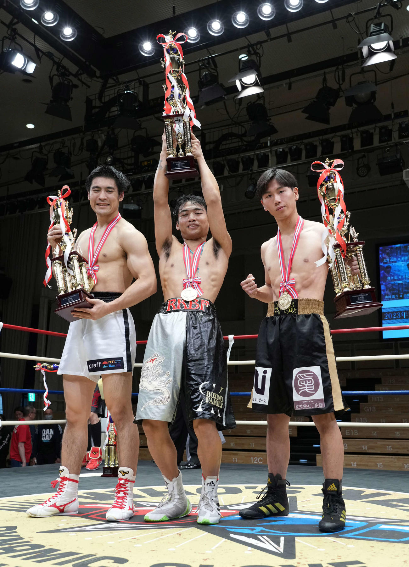 第80回プロボクシング東日本新人王を獲得し記念撮影に臨む、左から敢闘賞を受賞したミドル級の赤井、MVPを受賞したフェザー級の牧田、技能賞を受賞したスーパーバンタム級の須藤（撮影・小沢裕）