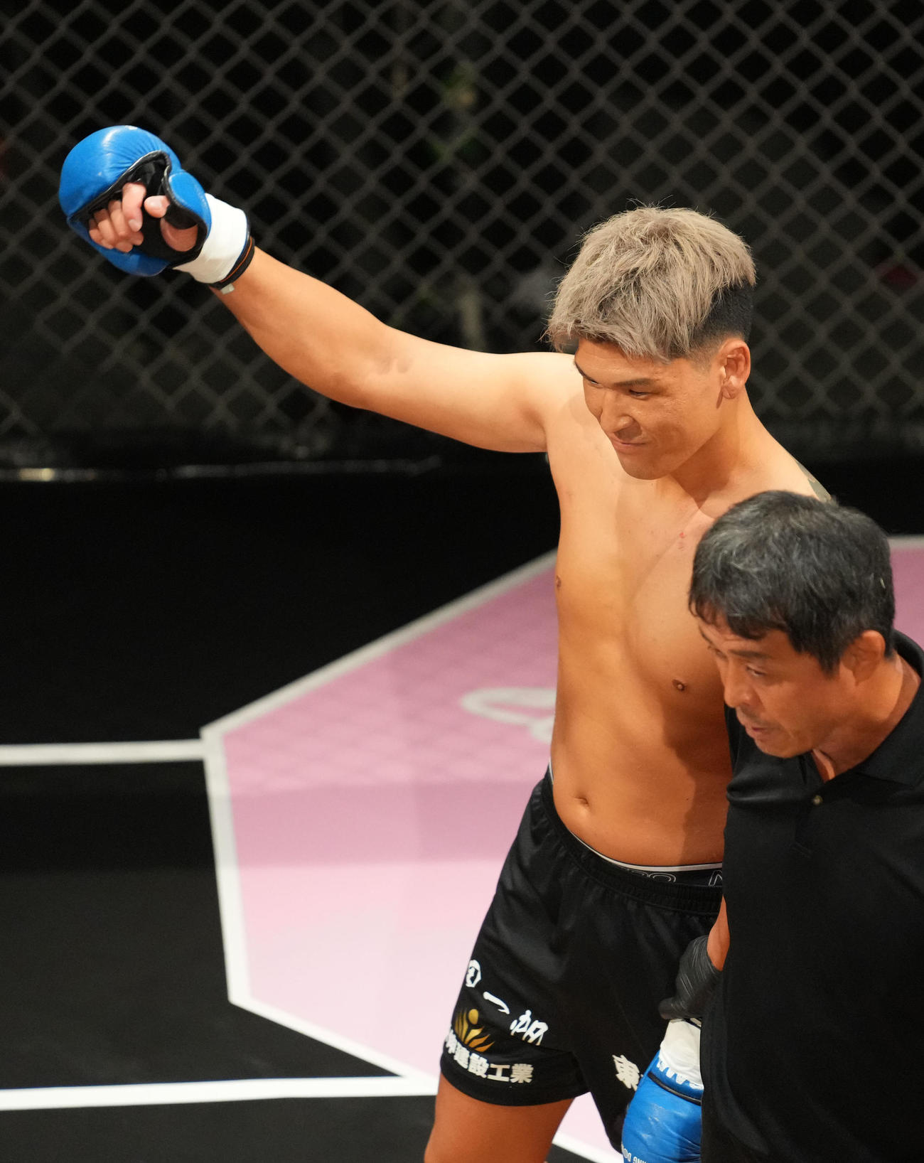 勝利し笑顔を見せる東京・足立のKazuho（撮影・横山健太）