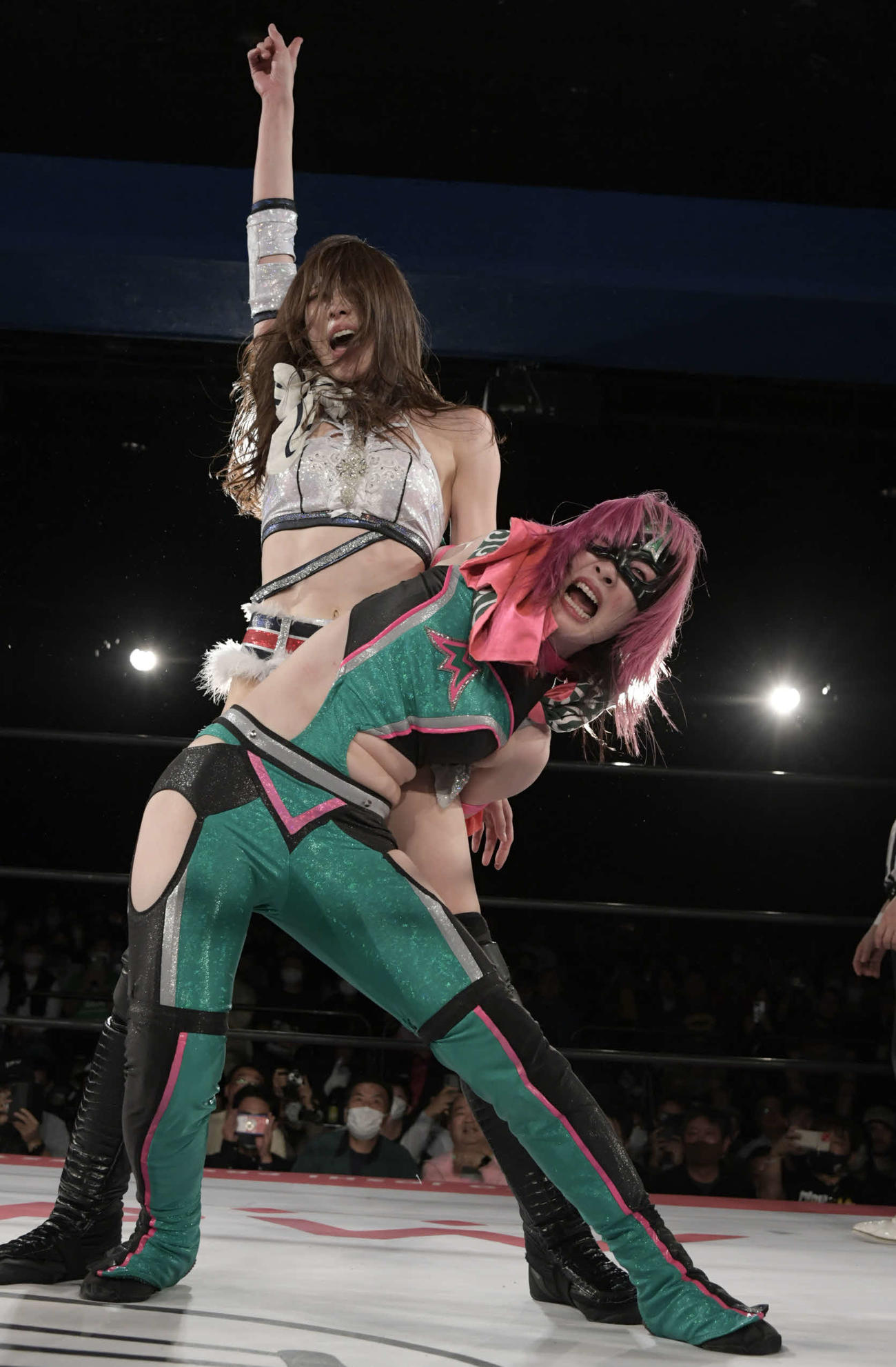 東京女子プロレス新宿大会　ハイパーミサヲを絞め上げ、大会を締めた赤井沙希（東京女子プロレス提供）