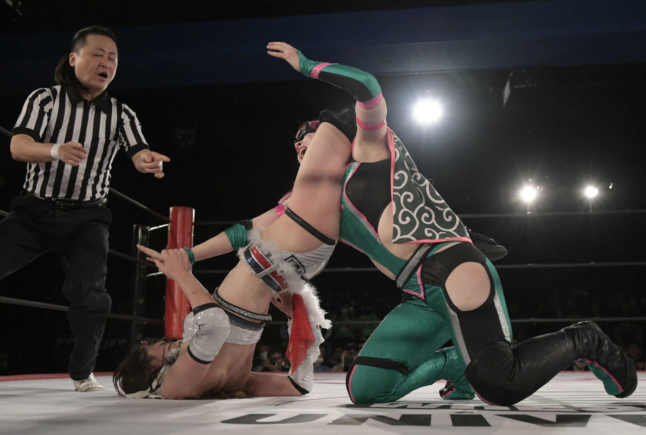 東京女子プロレス新宿大会　ハイパーミサヲに丸め込まれそうになる赤井沙希（東京女子プロレス提供）