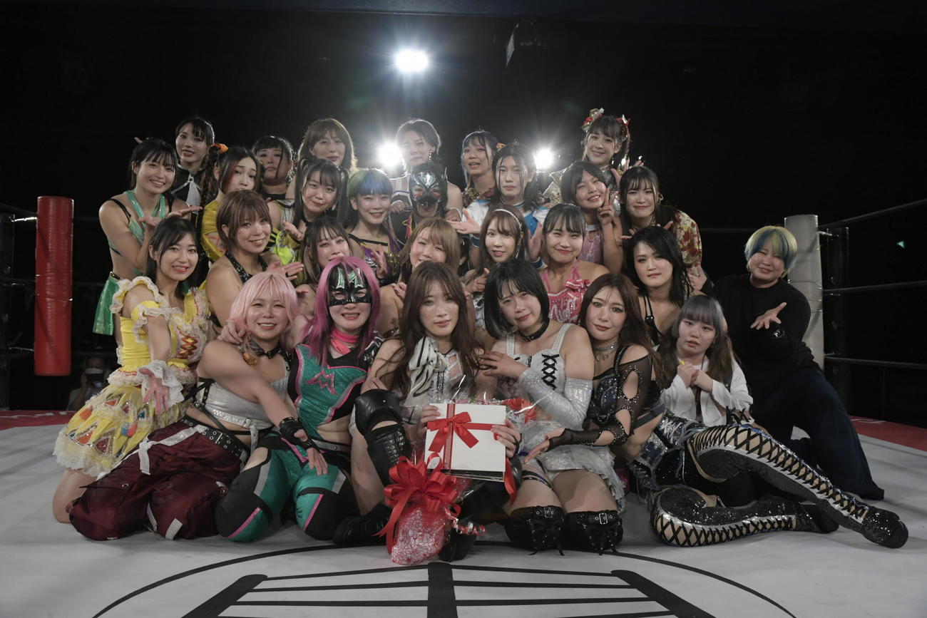 東京女子プロレス新宿大会　ラストマッチとなった赤井沙希（中央）と記念撮影をする東京女子の選手たち（東京女子プロレス提供）