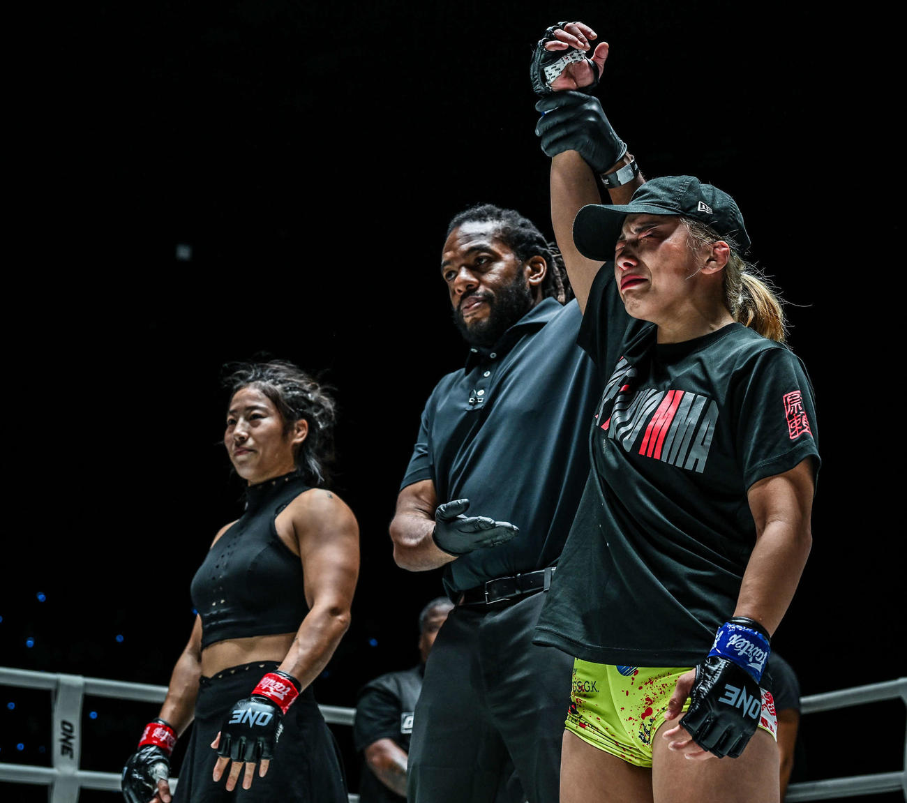 勝ち名乗りを受ける三浦彩佳（右端）(C) ONE Championship