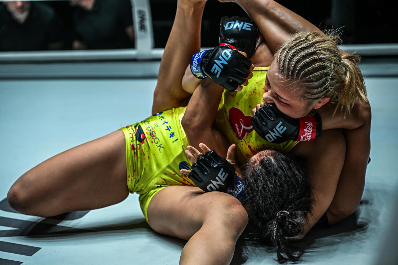 メン・ボー（下）をけさ固めで抑え込む三浦彩佳(C) ONE Championship