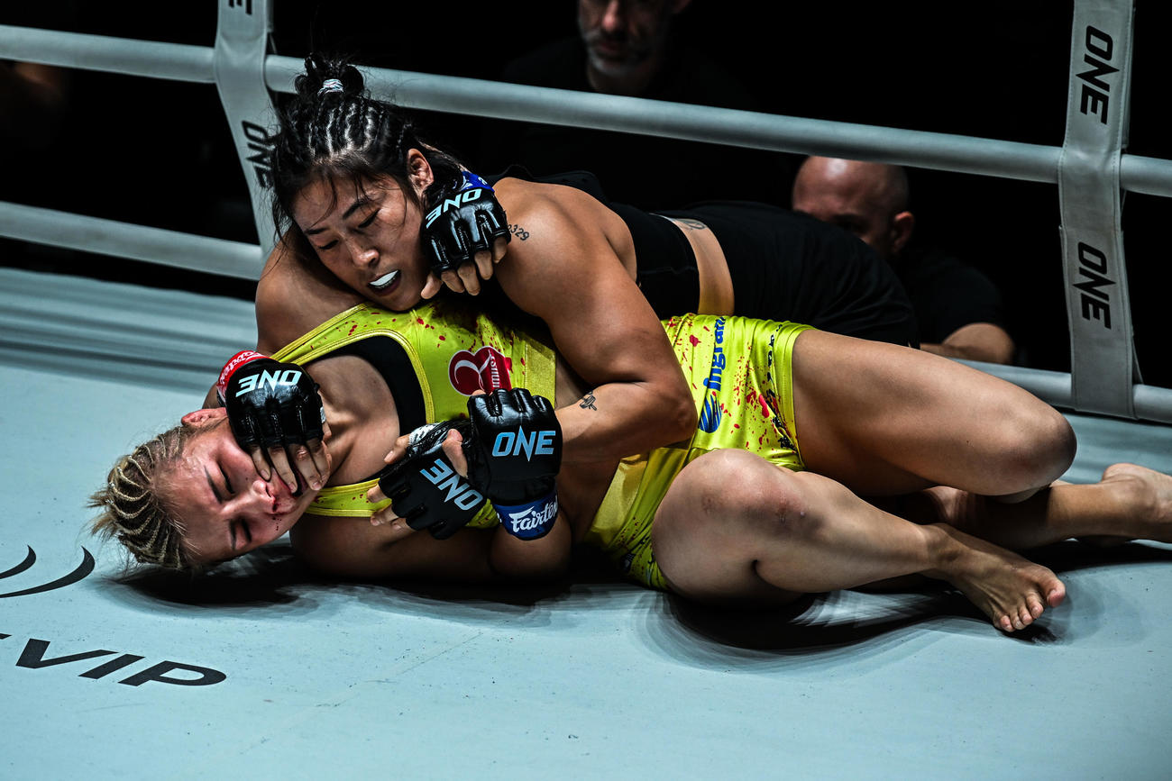 序盤からメン・ボー（上）と激しいグラウンド勝負を展開した三浦彩佳(C) ONE Championship