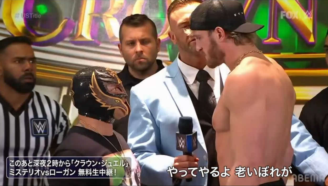 WWE・US王座の計量後、にらみ合って舌戦する王者レイ・ミステリオJr．（前列左）と挑戦者のローガン・ポール（同右）（C）AbemaTV, Inc.