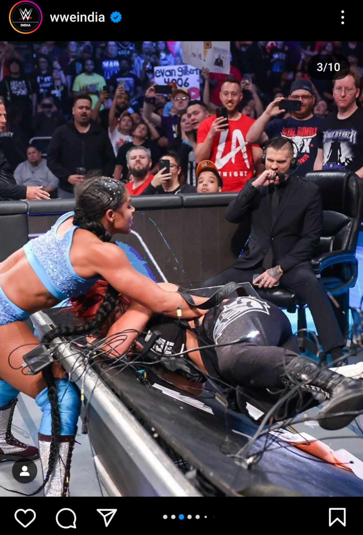 ベイリー（右）をKODで解説席にたたきつけるビアンカ・ブレア（WWEインド公式インスタグラムから）