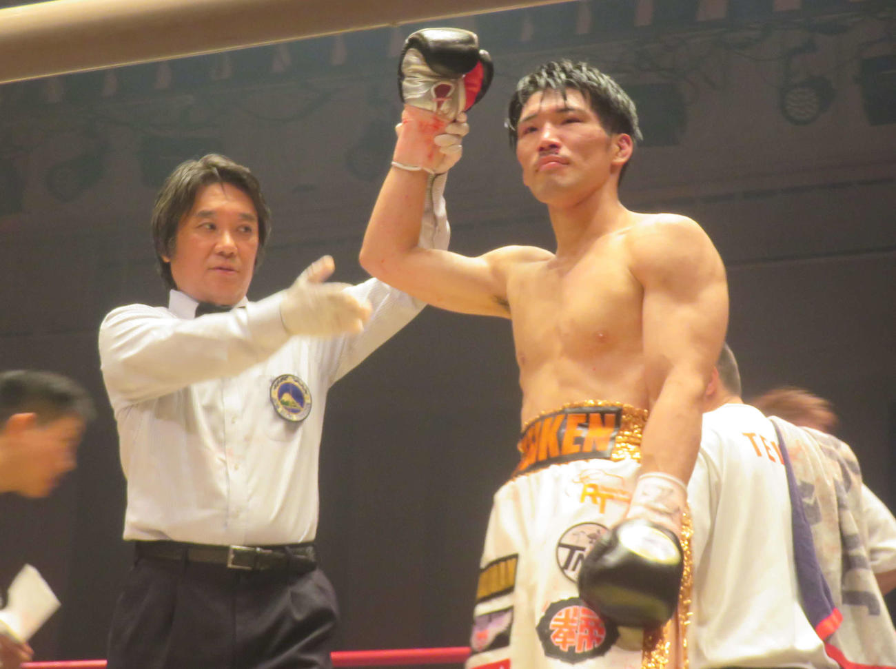 日本ウエルター級挑戦者決定戦で勝ち名乗りを受ける同級1位豊嶋亮太（右）