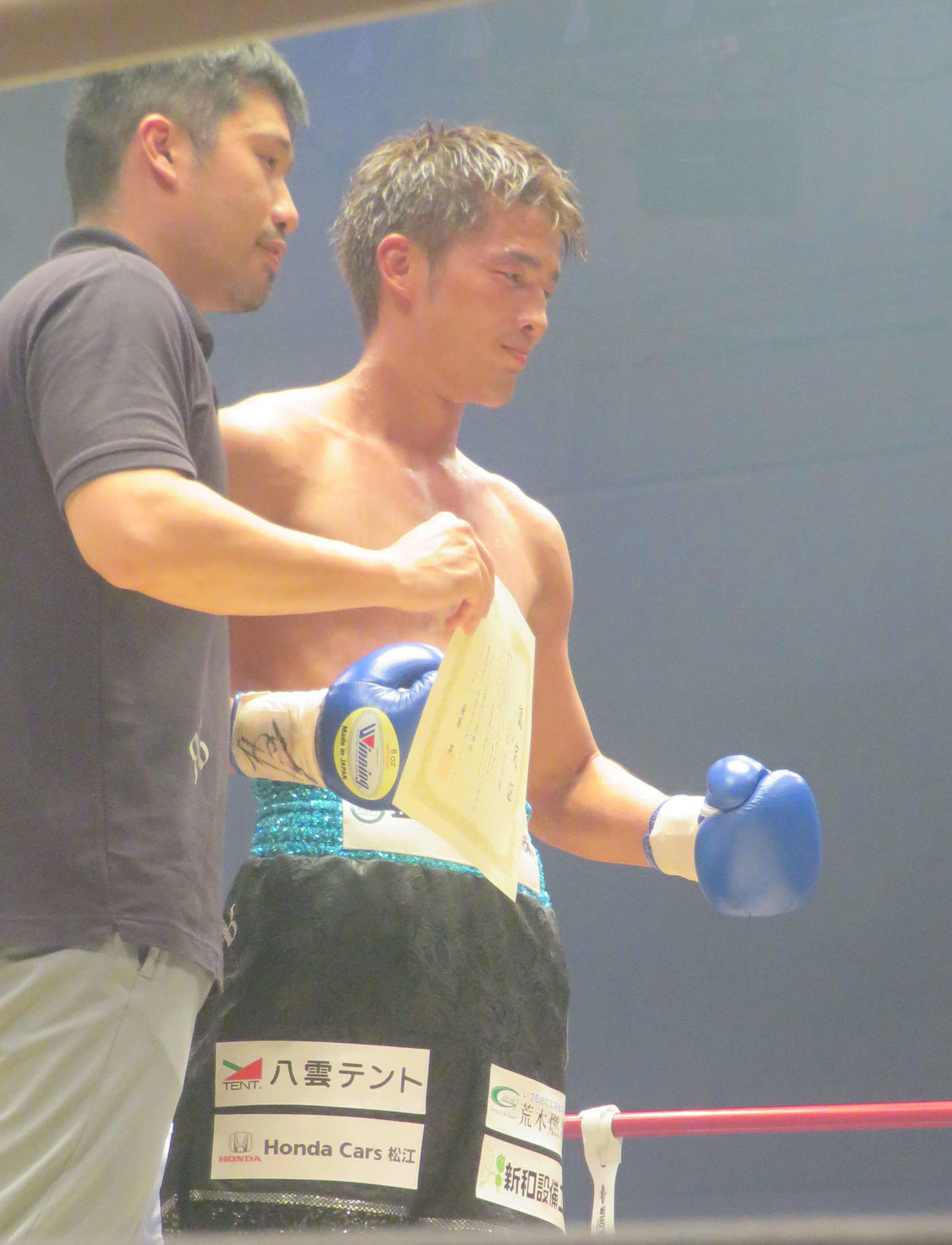 日本ライト級挑戦者決定戦を判定勝ちで制した同級1位三代大訓（右）。左は所属ジム石井一太郎会長