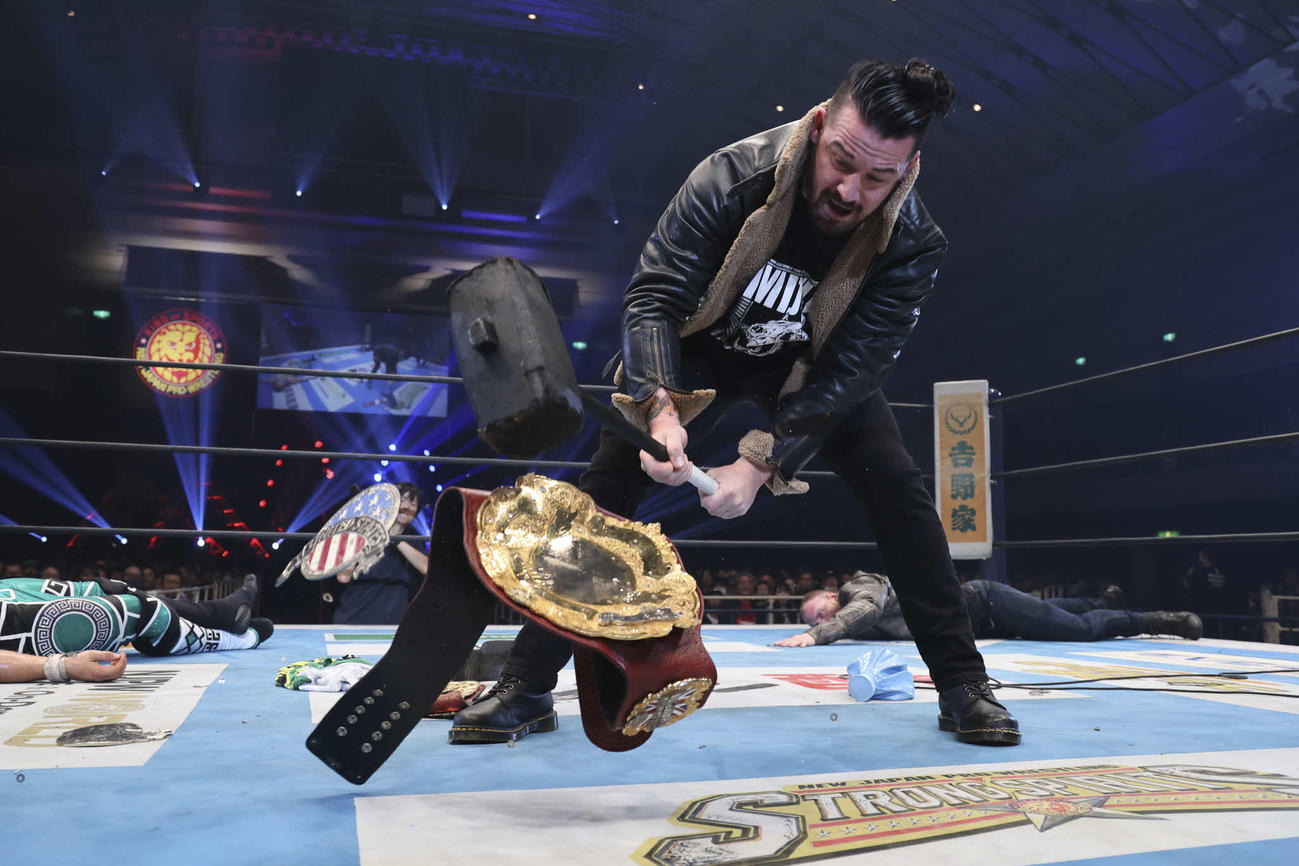 乱入したフィンレーによって2本のベルトは破壊された（新日本プロレス提供）
