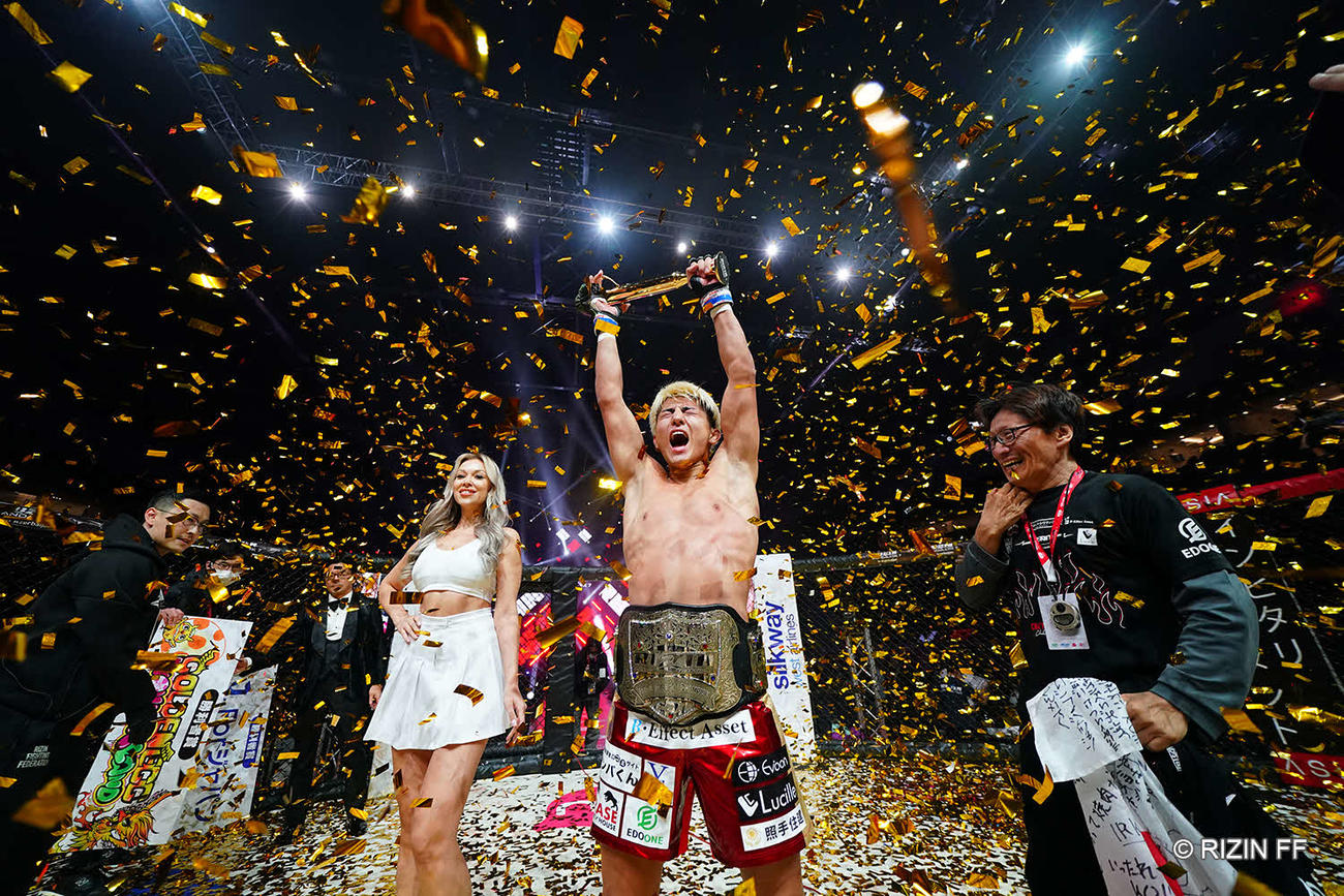ケラモフとの決戦に勝利し、チャンピオンベルトを掲げる鈴木千裕（RIZIN FF提供）