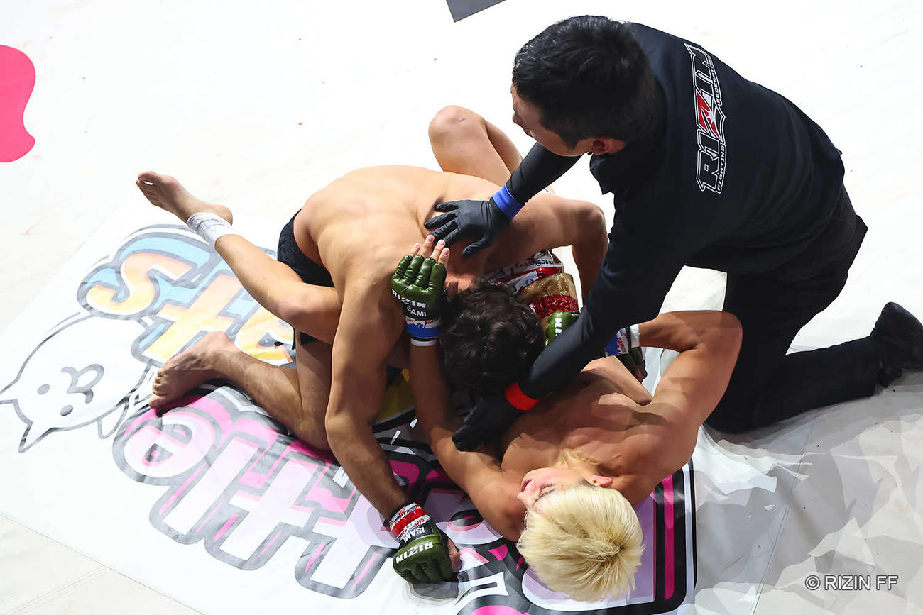 鈴木千裕は下からのパンチ連打でケラモフを失神KOした（RIZIN FF提供）