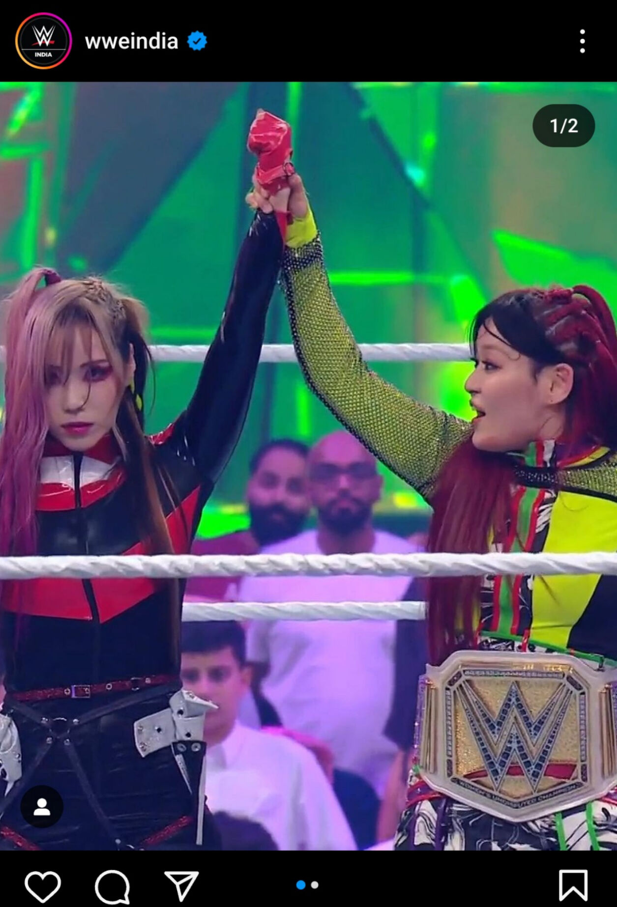 王座防衛したWWE女子王者イヨ・スカイ（右）とWWE復帰を果たしたカイリ・セイン（WWEインド公式インスタグラムから）