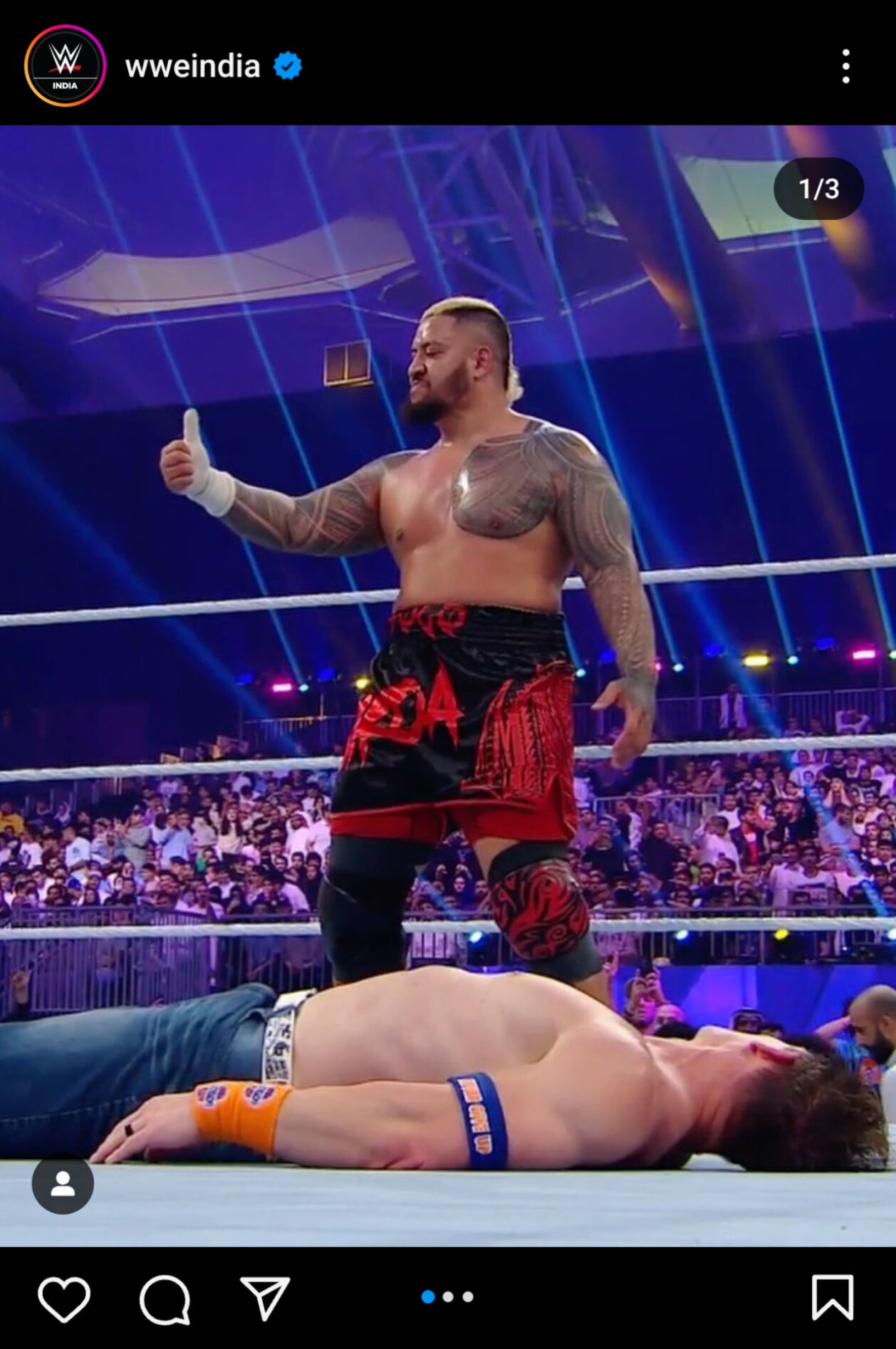 サモアンスパイクのポーズを取るソロ・シコア（奥）の前で倒れ込むジョン・シナ（WWEインド公式インスタグラムから）