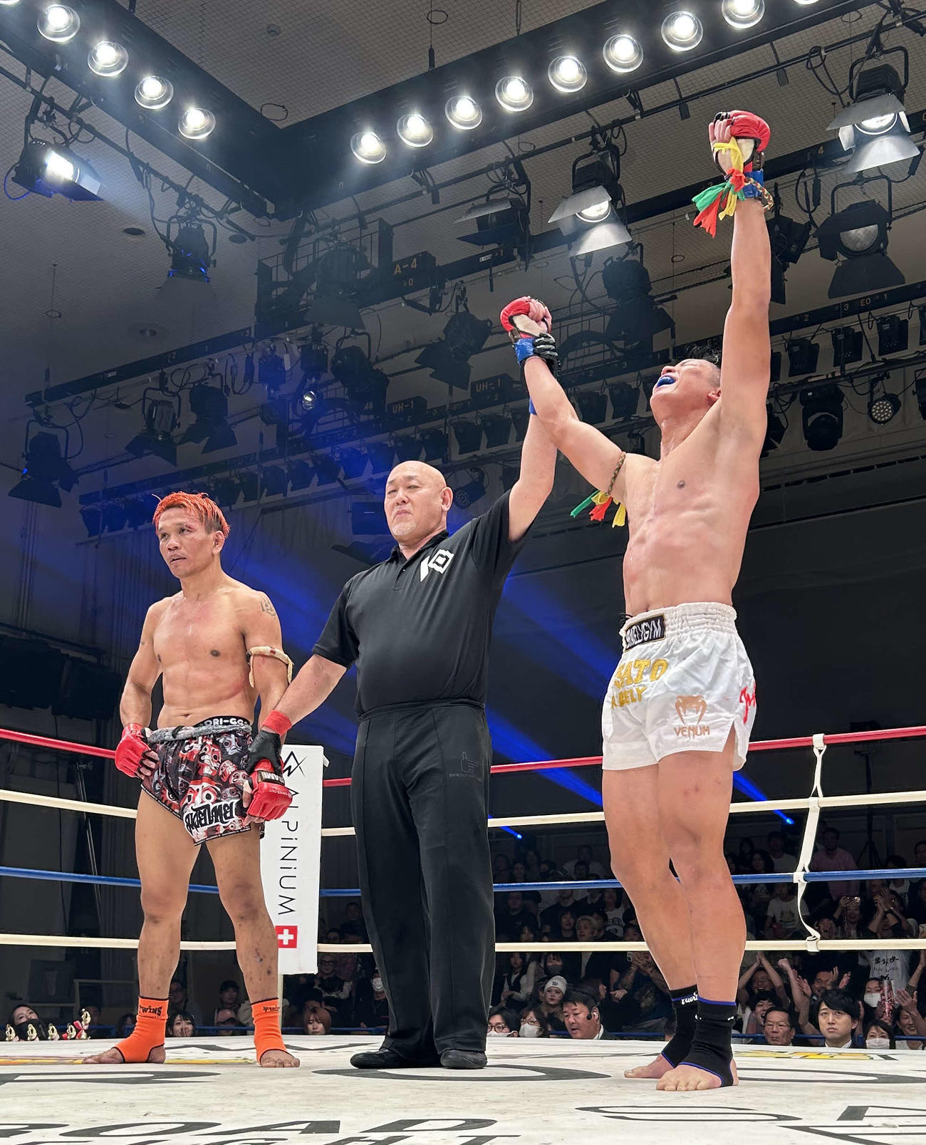 タイのクンタップ・チャロンチャイに勝利して喜ぶ現役医師のキックボクサー、MASATO BRAVELY（右端）（撮影・松尾幸之介）
