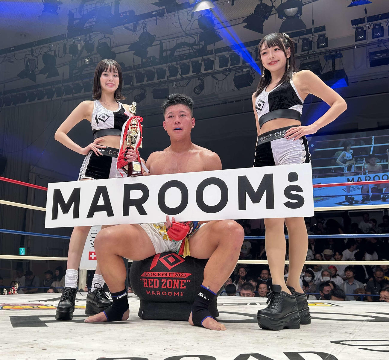 タイのクンタップ・チャロンチャイに勝利した現役医師のキックボクサー、MASATO BRAVELY（中央）（撮影・松尾幸之介）