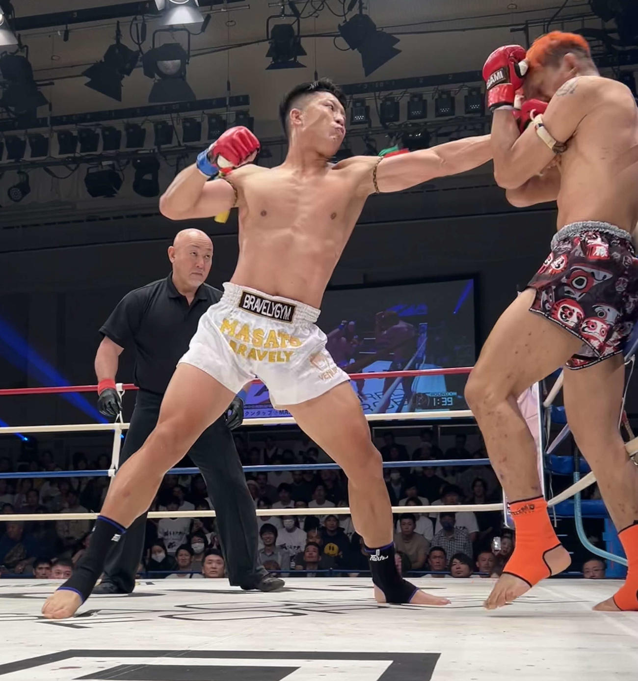 タイのクンタップ・チャロンチャイにパンチを当てる現役医師のキックボクサー、MASATO BRAVELY（撮影・松尾幸之介）