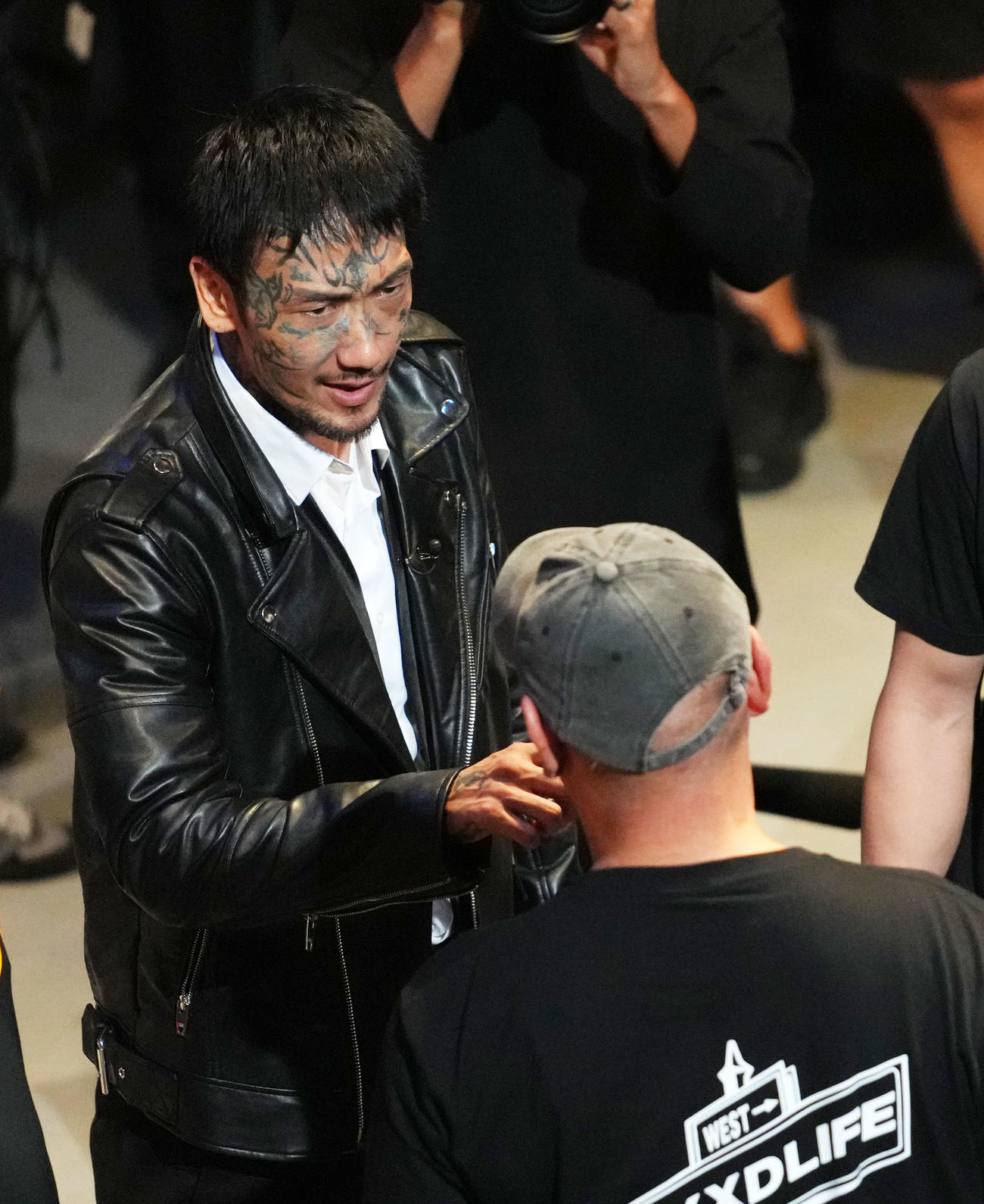 言葉を交わす瓜田純士（左）とサップ西成（撮影・横山健太）