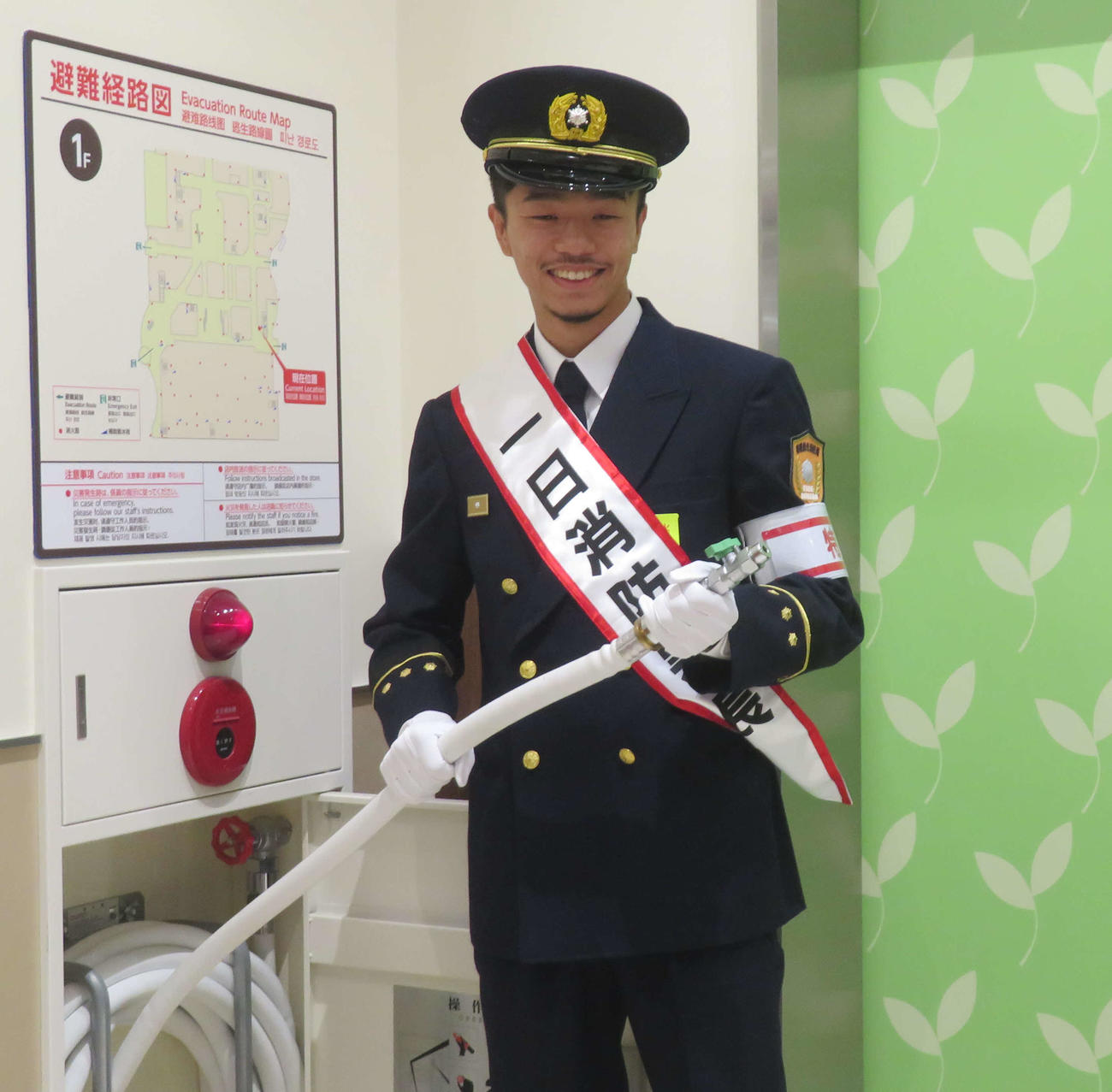 一日消防署長に就任したWBO世界スーパーフライ級王者中谷潤人はショッピングモールの消火用散水栓を確認