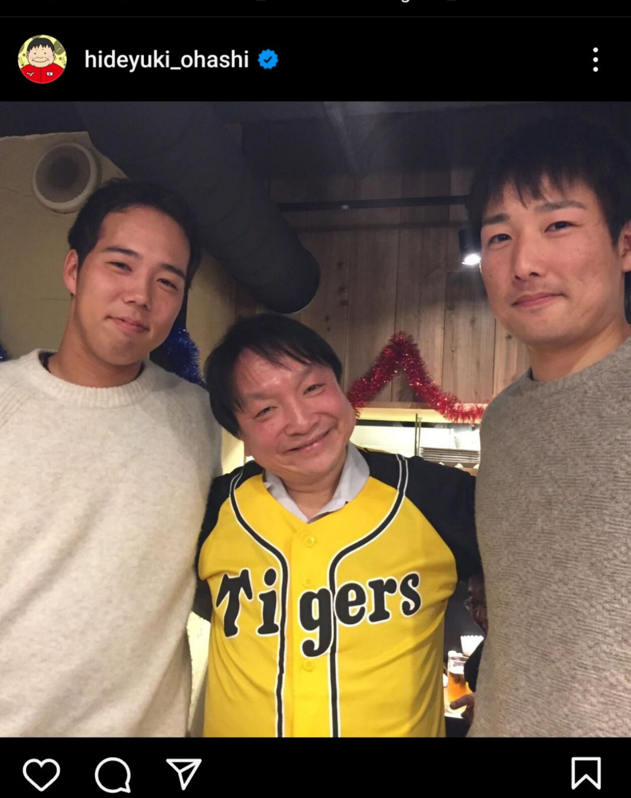 阪神の青柳（左）、岩崎（右）との3ショットをSNSで公開した大橋会長（同会長公式インスタグラムから）