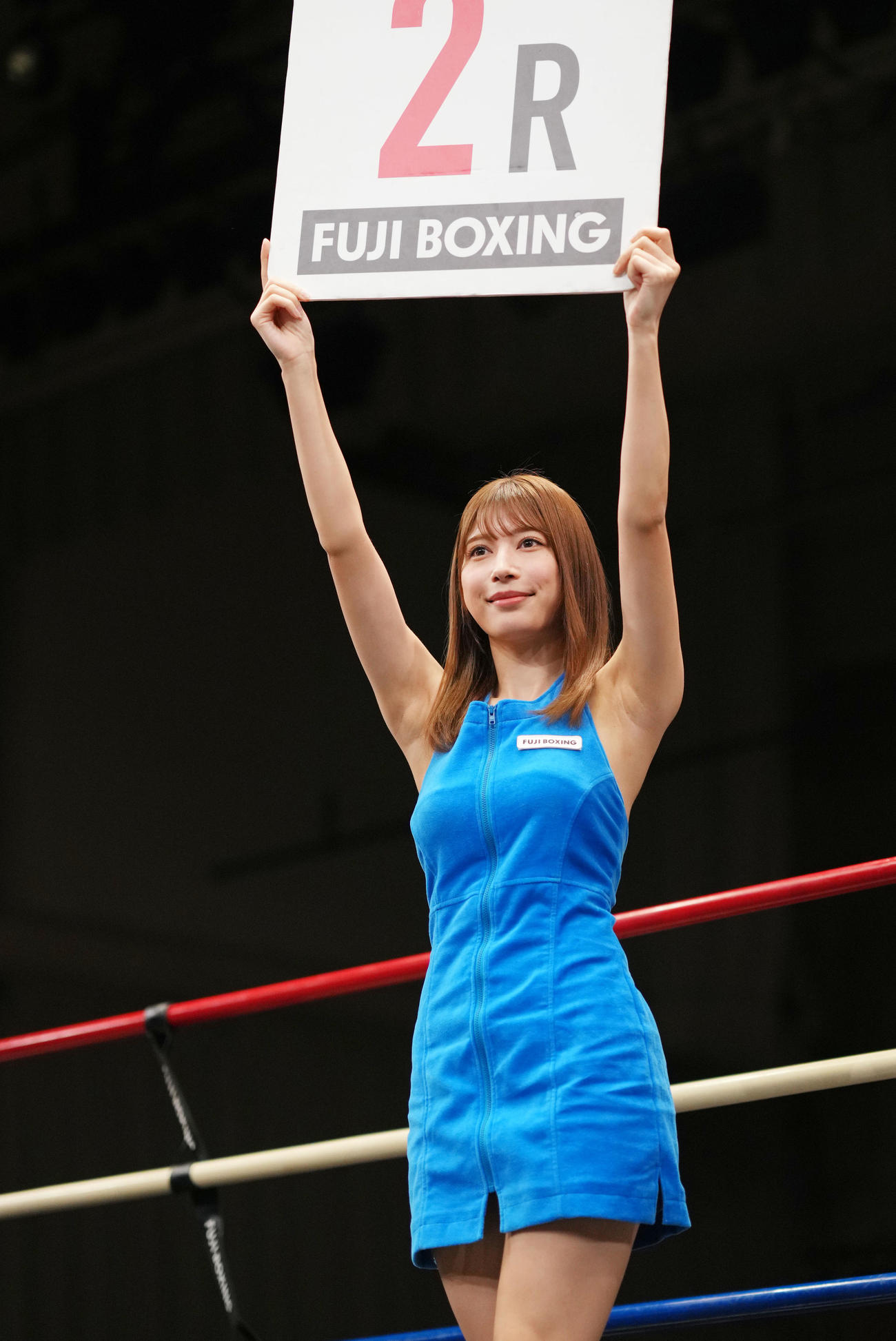 リングガールを務める雪平莉佐（撮影・横山健太）