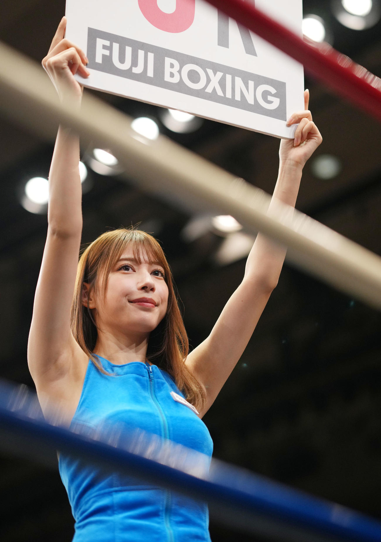 リングガールを務める雪平莉佐（撮影・横山健太）