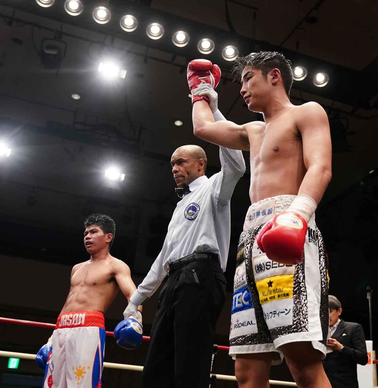 木村蓮太朗対ジェイソン・ブエナオブラ　判定で勝利した木村蓮太朗（右）（撮影・横山健太）