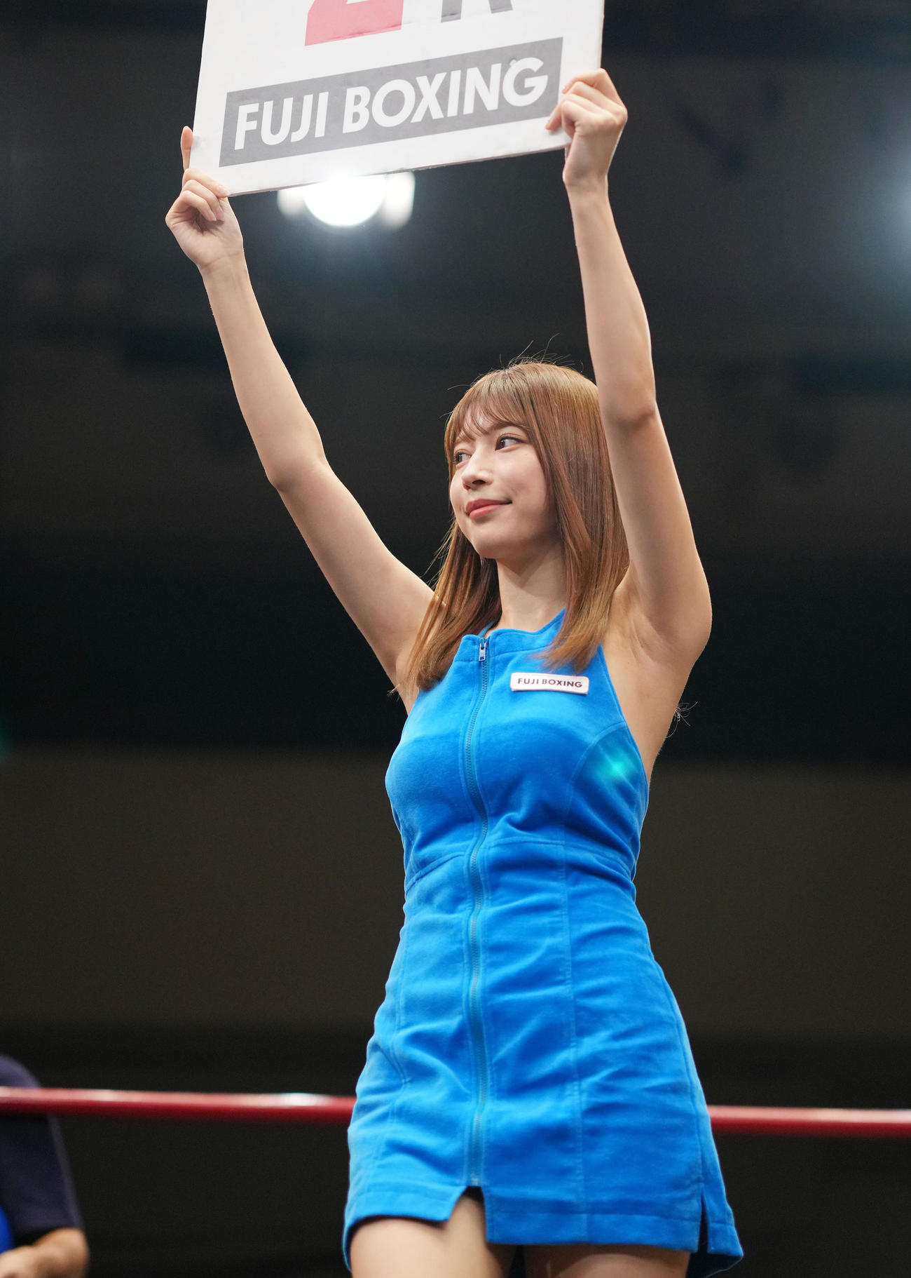 リングガールを務める雪平莉佐（撮影・横山健太）