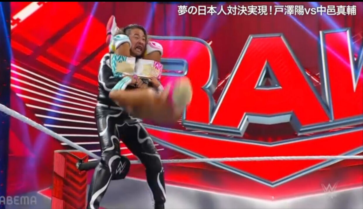 戸沢陽（手前）にハリケーンラナを仕掛けられる中邑真輔（C）AbemaTV, Inc.
