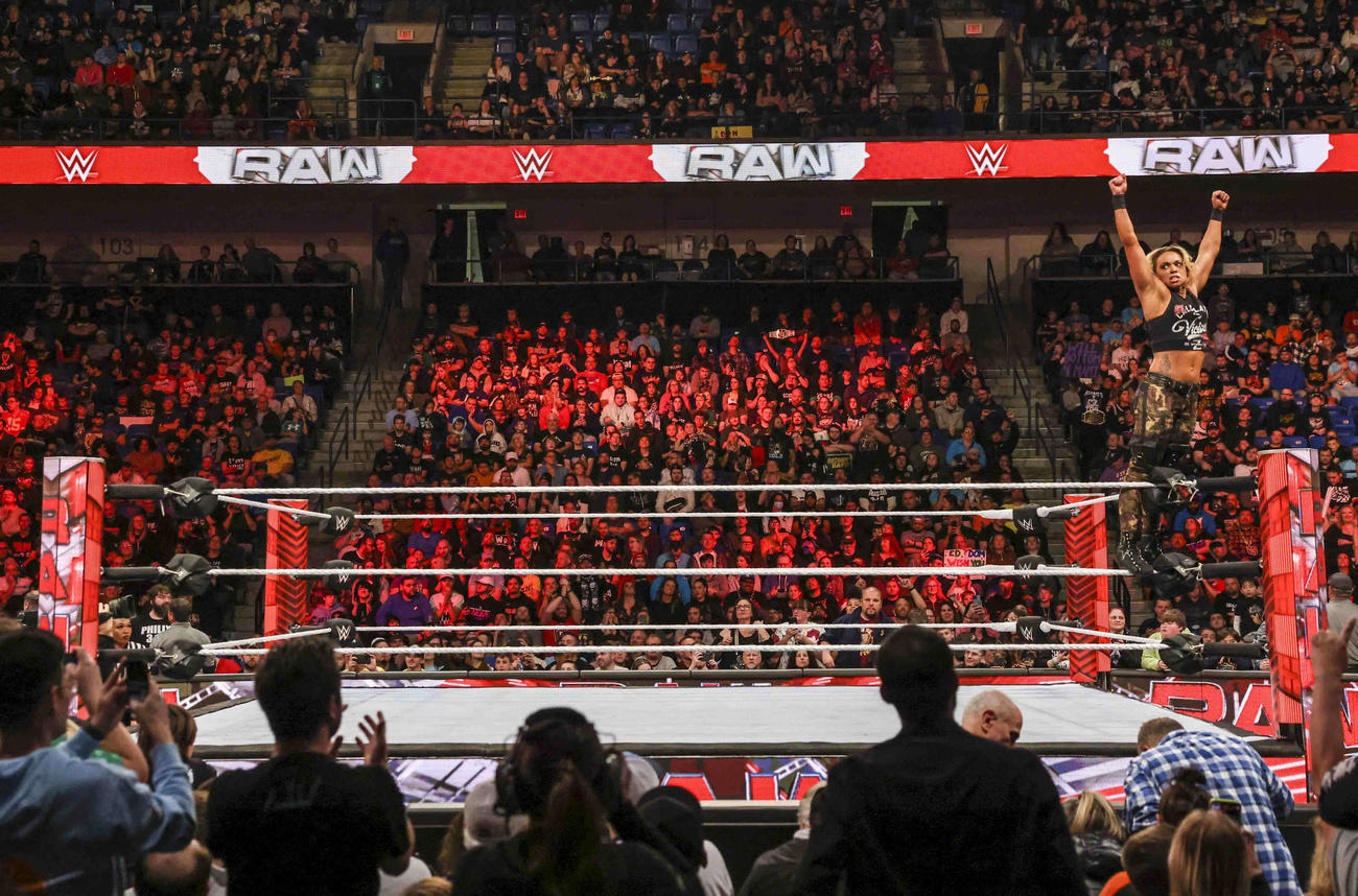 WWE女子世界王座挑戦者決定バトルロイヤルを制し、コーナートップに上がって喜ぶゾーイ・スターク（右）（C）2023 WWE, Inc. All Rights Reserved.