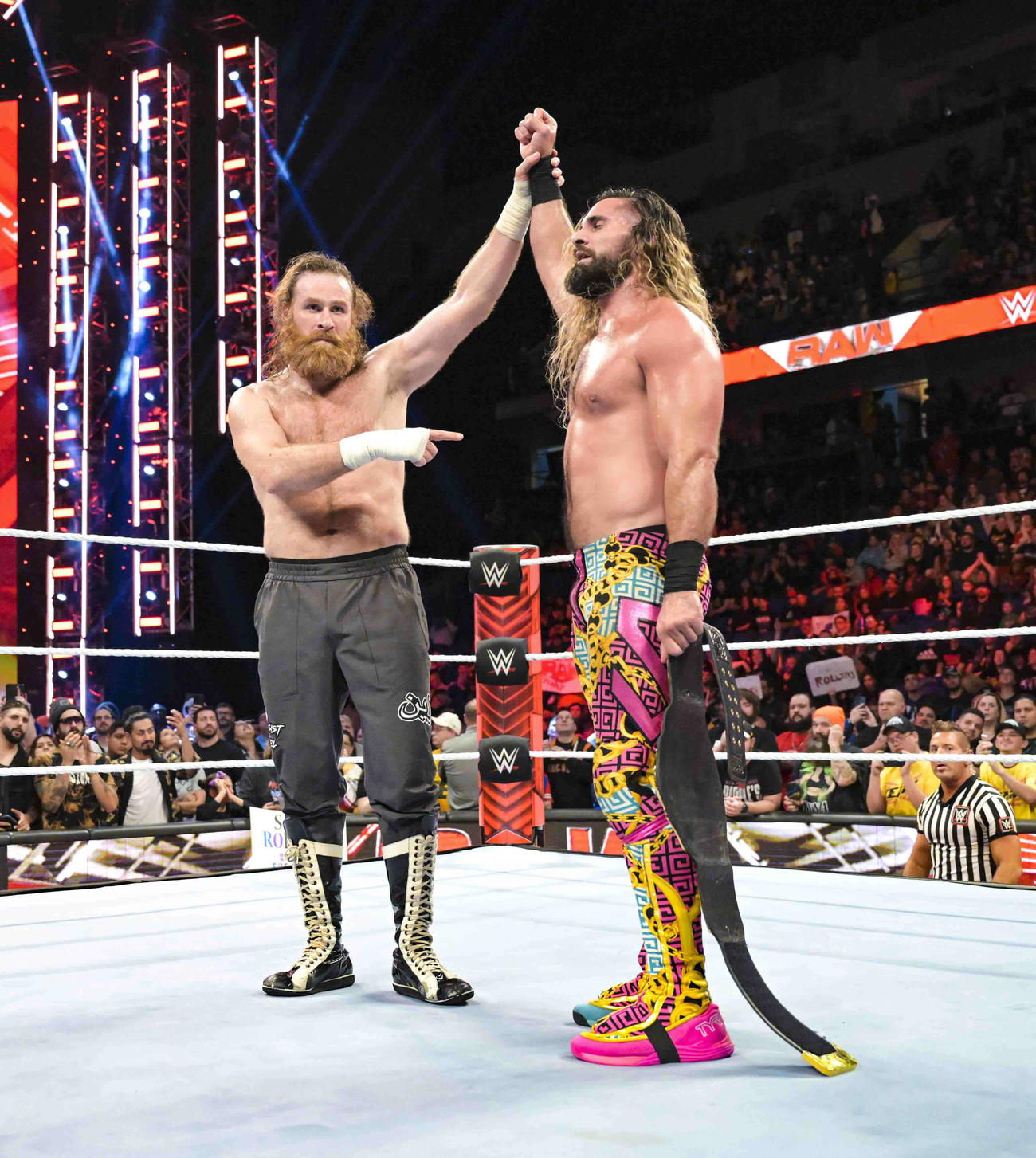 挑戦者サミ・ゼイン（左）から王座防衛をたたえられるWWE世界ヘビー級王者セス・ロリンズ（C）2023 WWE, Inc. All Rights Reserved.