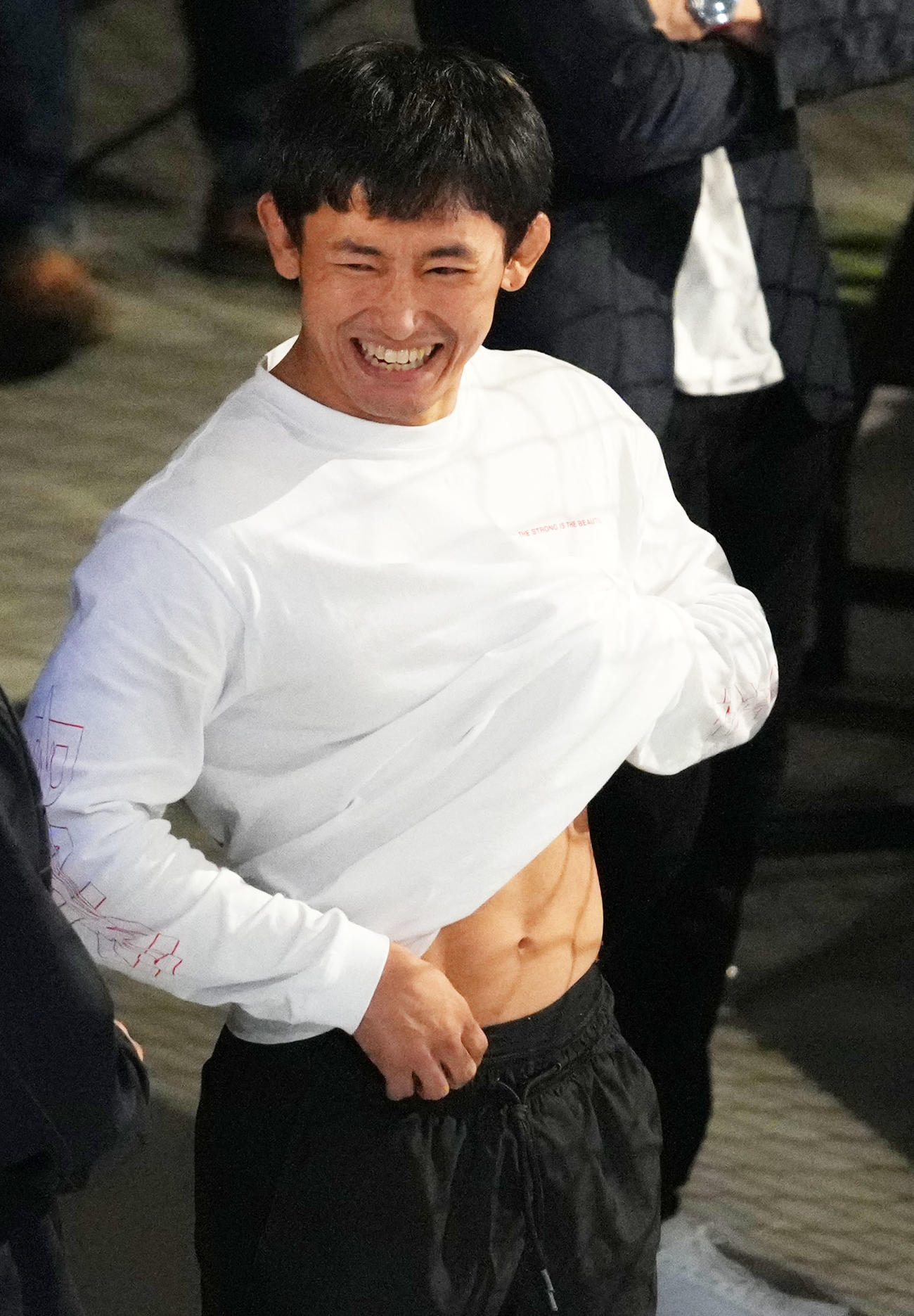 笑顔を見せる才賀紀左衛門（撮影・横山健太）