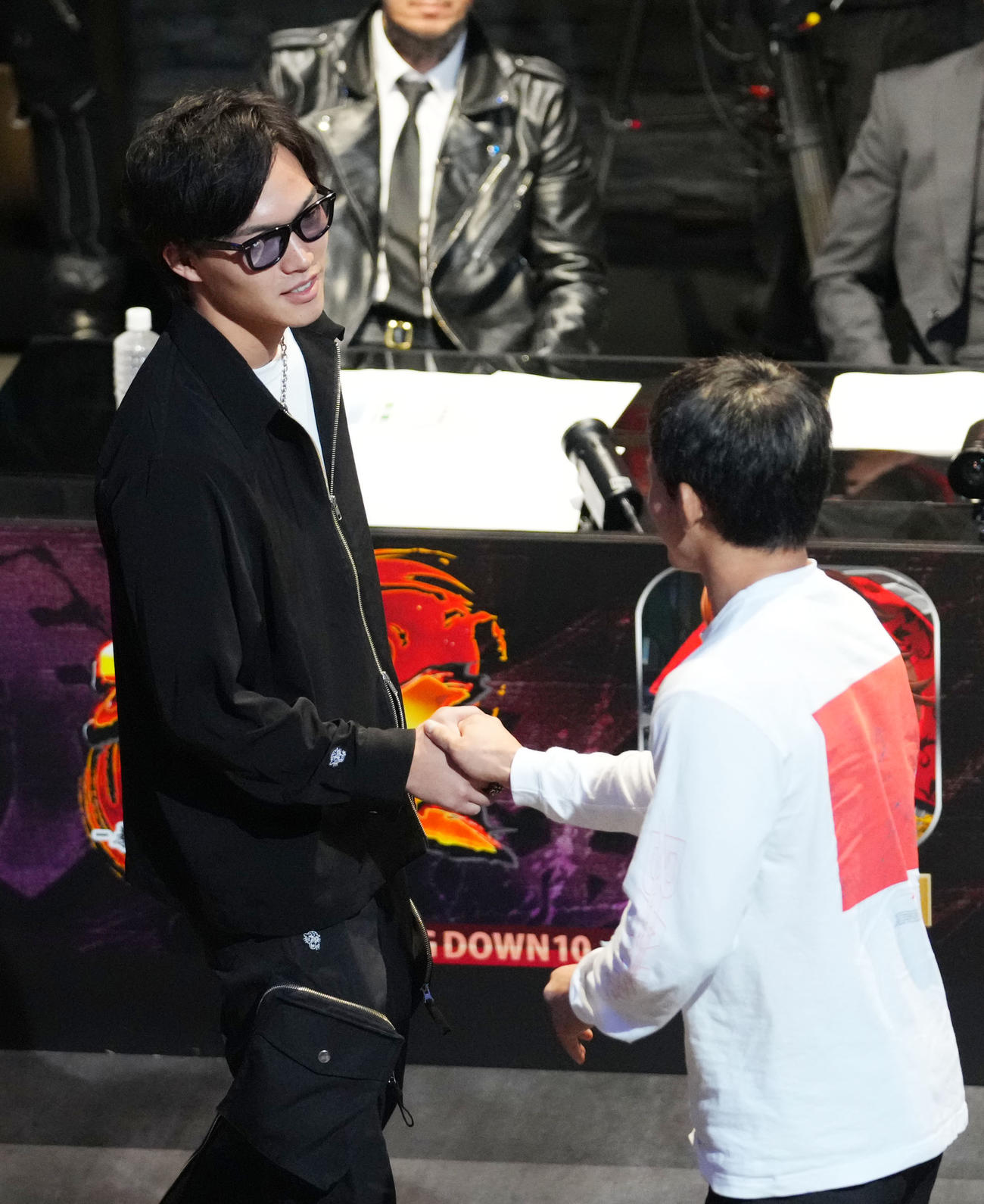 握手を交わす細川一楓（左）と才賀紀左衛門（撮影・横山健太）